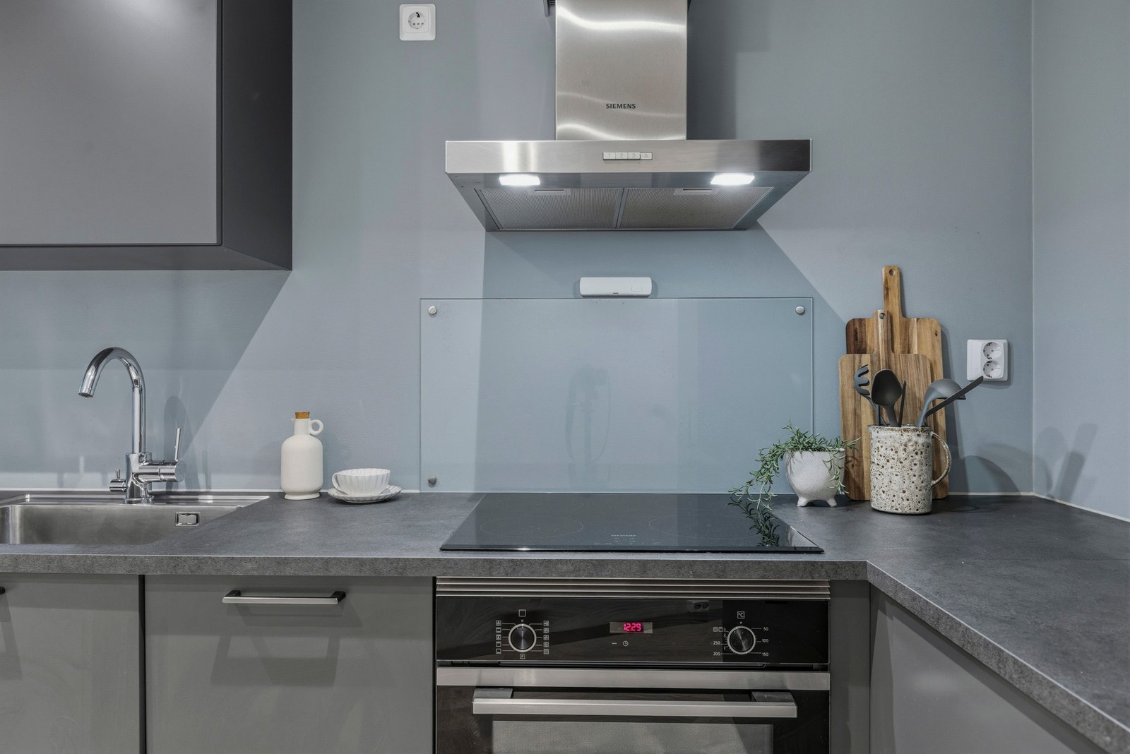 Nydelig fargekombinasjon. Glassplate på vegg over stekesonen. Galleribilde