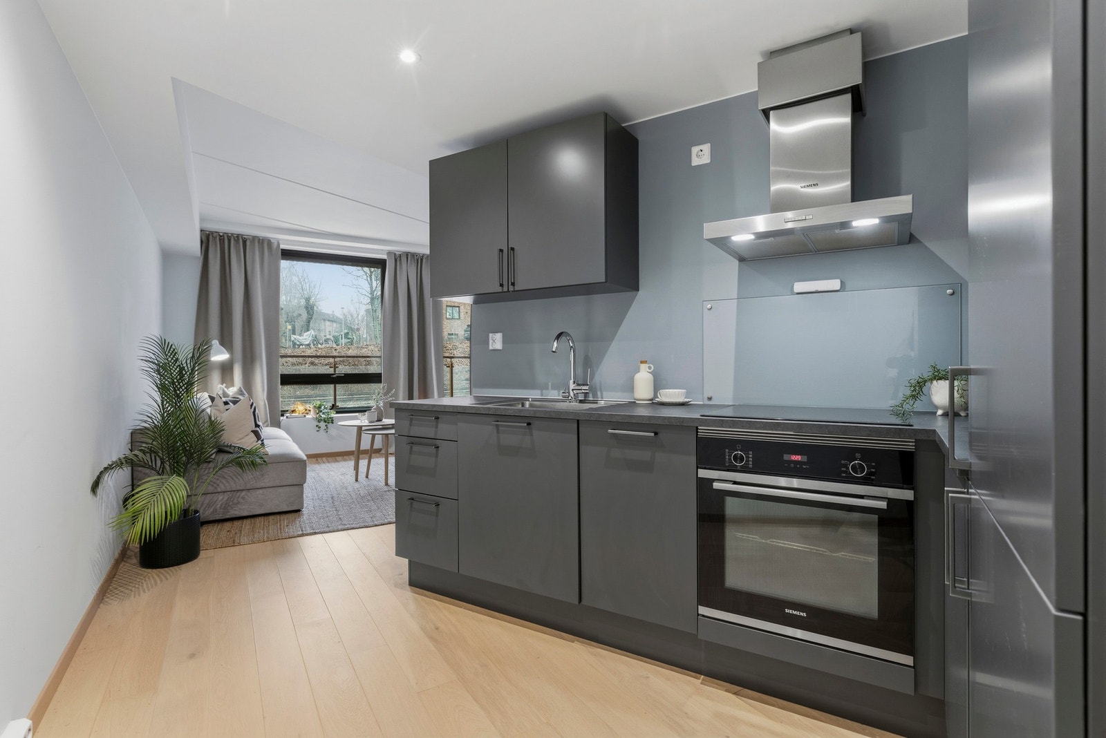 Fra kjøkkenet har du god oversikt over oppholdsrommet, noe som gjør det enkelt å kombinere matlaging og samvær. Galleribilde