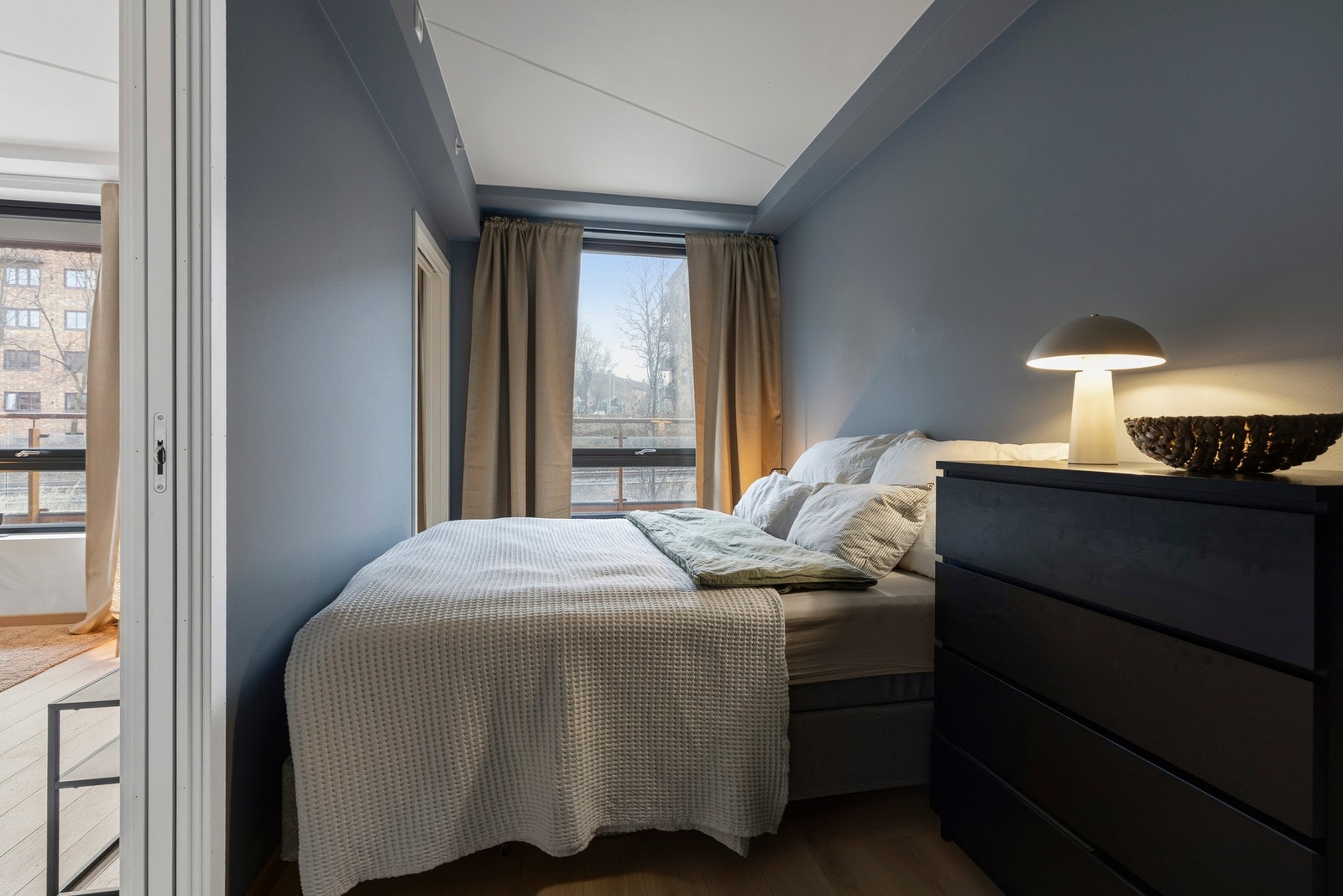 God plass til dobbeltseng og nattbord. Galleribilde