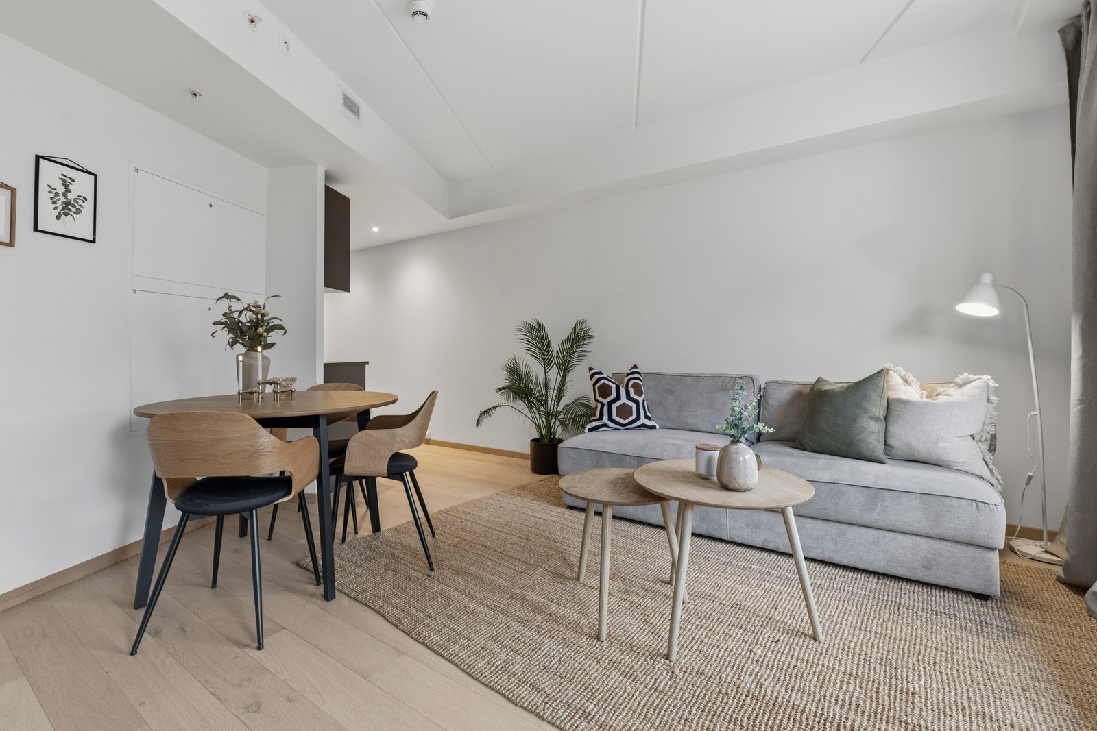 Denne boligen byr på en moderne og luftig planløsning med åpen stue- og kjøkkenløsning. Galleribilde