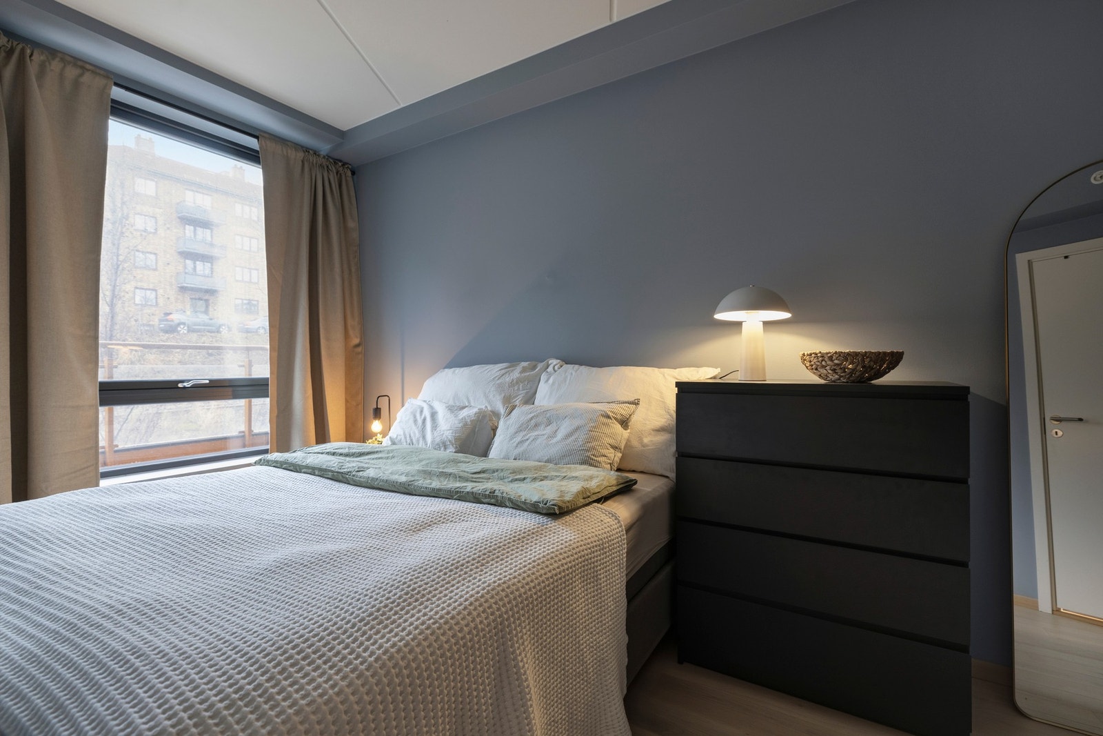 Stort vindu som slipper inn godt med naturlig lys, Galleribilde