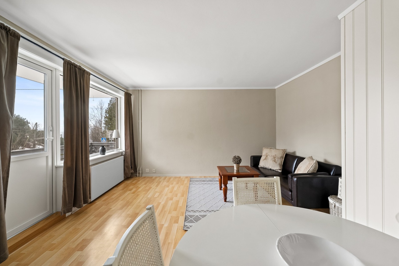 Her er det god plass til både sofagruppe med tilhørende møblement og en hyggelig spiseplass. Galleribilde