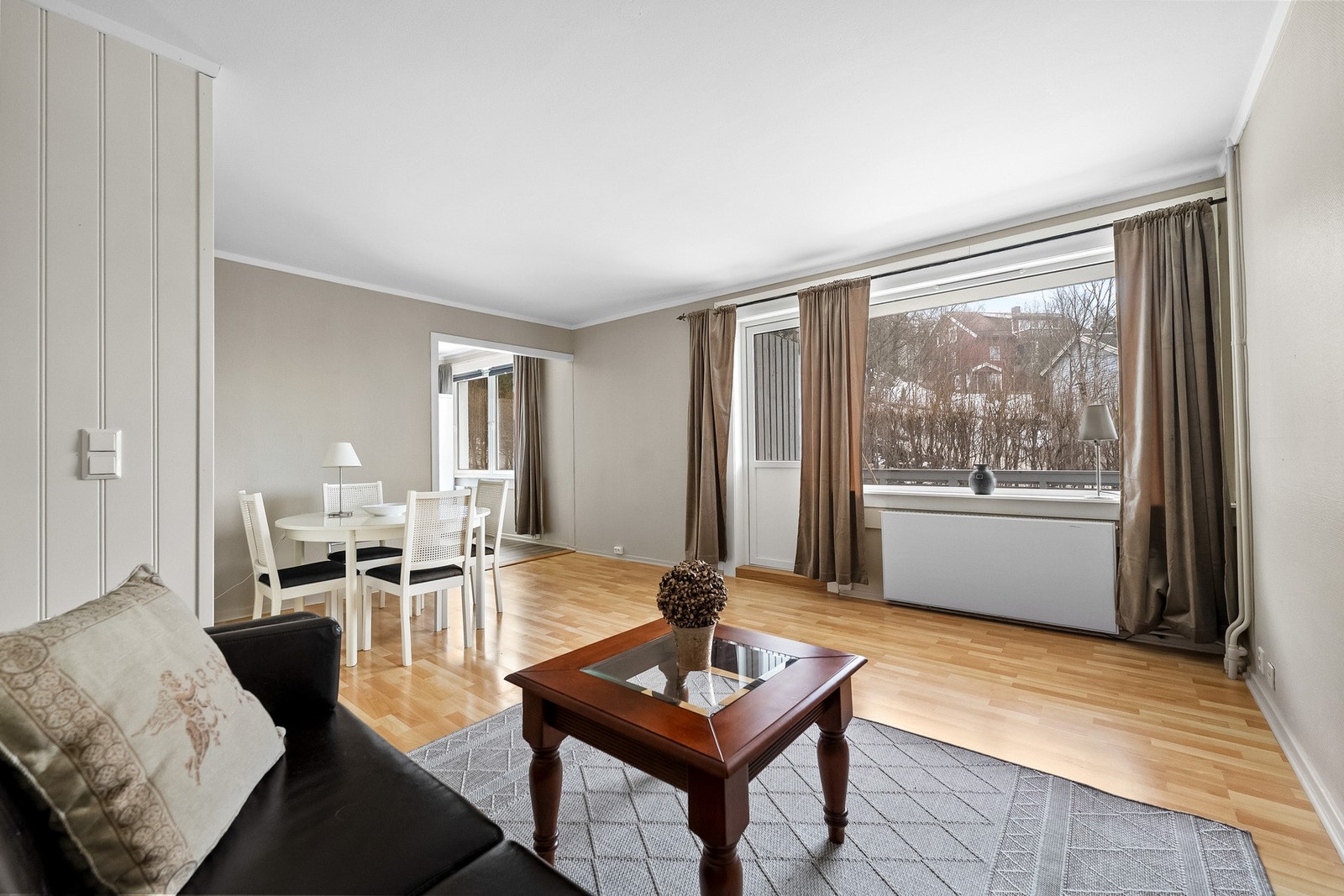 Stuen fremstår som lys og innbydende, med store vindusflater som slipper inn rikelig med naturlig lys. Galleribilde