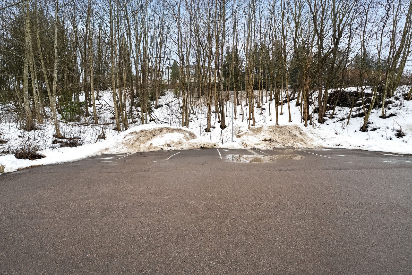 Det medfølger ikke fast parkeringsplass til leiligheten. Sameiet har 12 parkeringsplasser og 6 garasjeplasser som fordeles av styret etter venteliste. Leie av utvendig parkeringsplass koster pr d.d. kr. 200,- pr mnd. Galleribilde