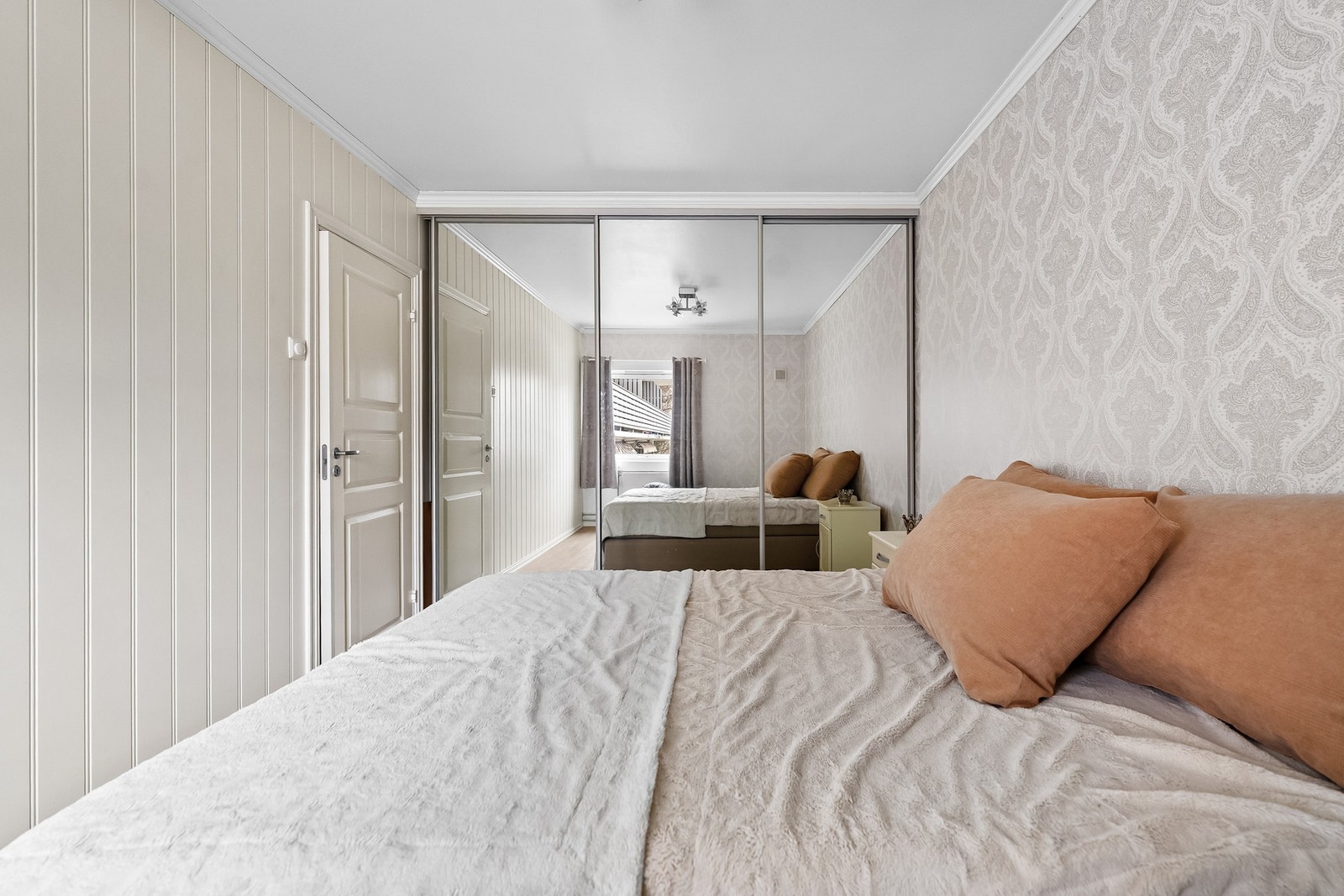 Hovedsoverommet har god plass til dobbeltseng med tilhørende nattbord, samt praktisk skyvedørsgarderobe med gode oppbevaringsmuligheter. Galleribilde