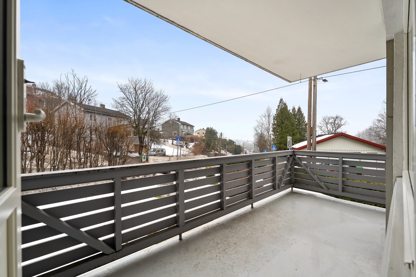 Fra stuen er det utgang til en solrik, sydvendt balkong på ca. 9 kvm. Galleribilde