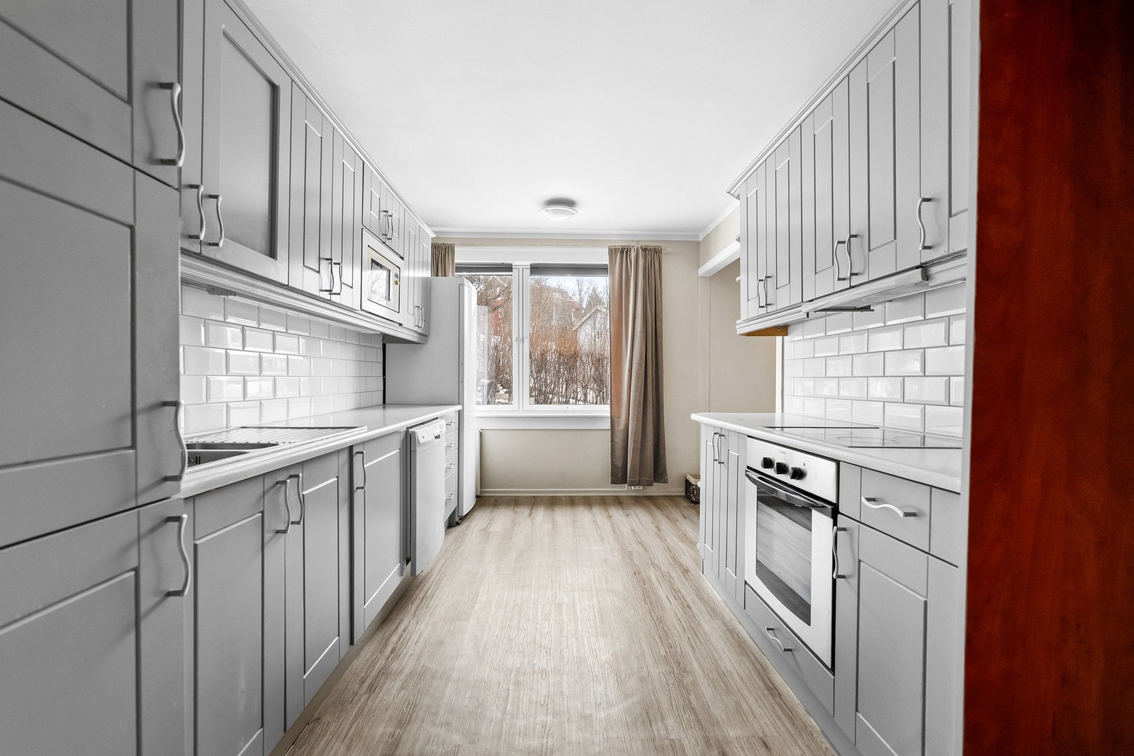 Av hvitevarer medfølger stekeovn, mikrobølgeovn og oppvaskmaskin, og det er avsatt plass til kjøl/frys. Galleribilde