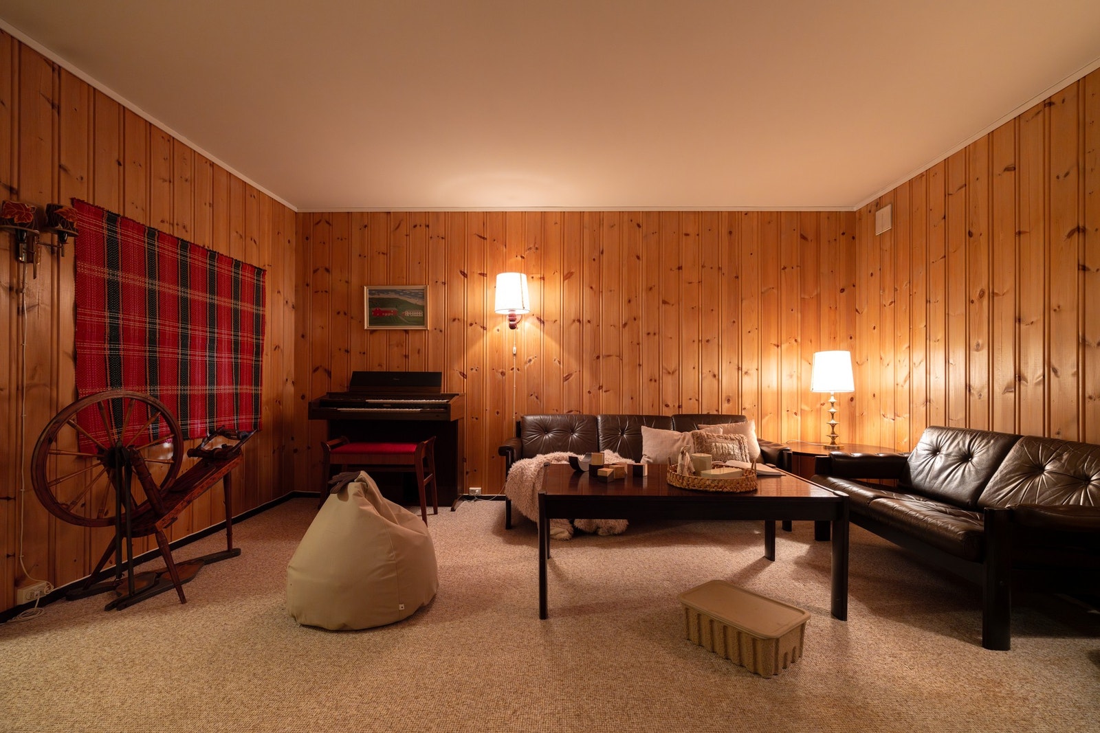 Med to stuer er det fleksibelt å ha plass til både familie og besøkende. Rommet er påtegnet med "peisstue" i de originale byggetegningene. Galleribilde