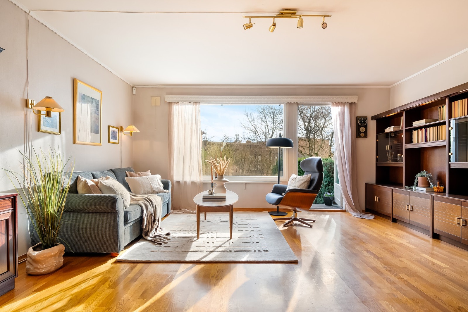 Boligen har en lys stue med store vindusflater som slipper inn rikelig med naturlig lys. Galleribilde