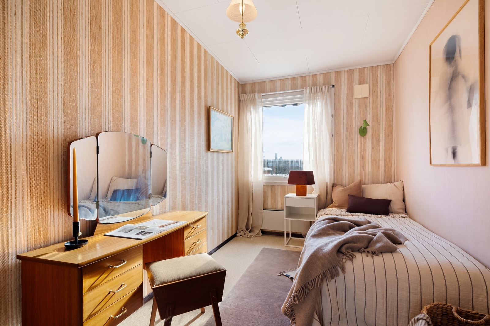 Rommene har plass til dobbeltseng, nattbord og annet møblement. Galleribilde