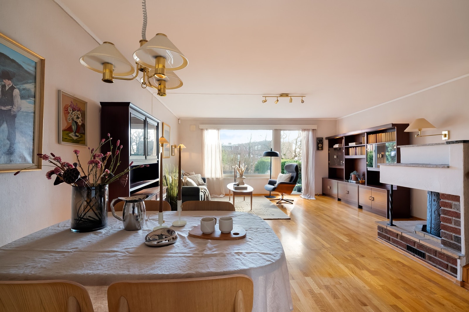 Her kommer du til en lys og innholdsrik familiebolig beliggende i et attraktivt og rolig boligområdet i hjertet av Frydenberg. Galleribilde