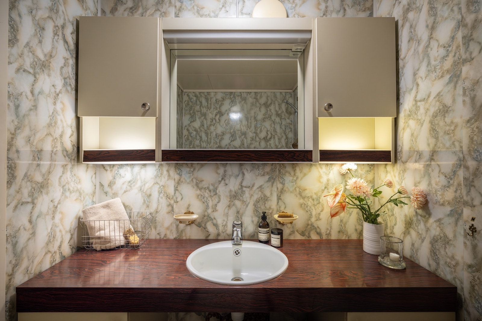 Gulvet er flislagt med gulvvarme, og veggene er dekket med baderomsplater. Galleribilde