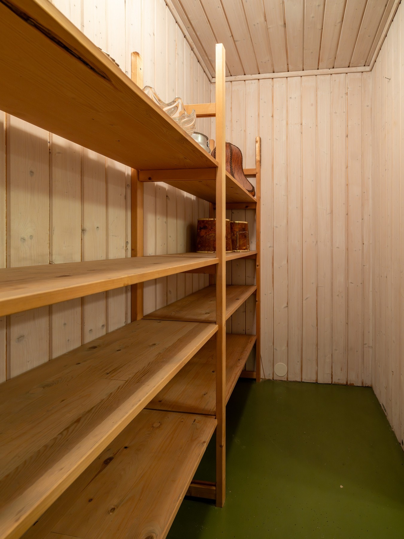 Bod med plassbygde hyller. Galleribilde