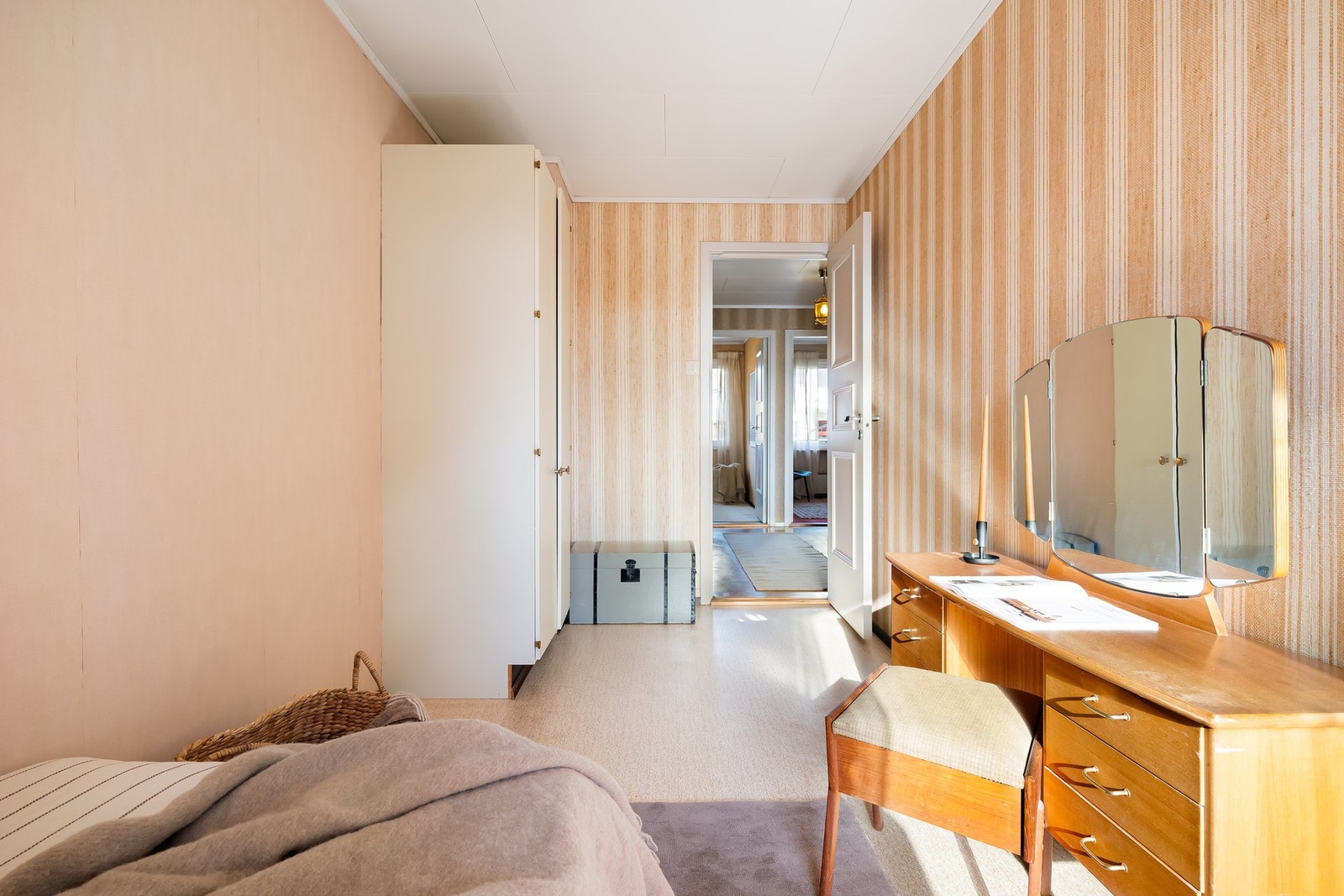 Med fire soverom er det enkelt å tilpasse rommene etter behov, enten som barnerom, gjesterom eller hjemmekontor. Galleribilde