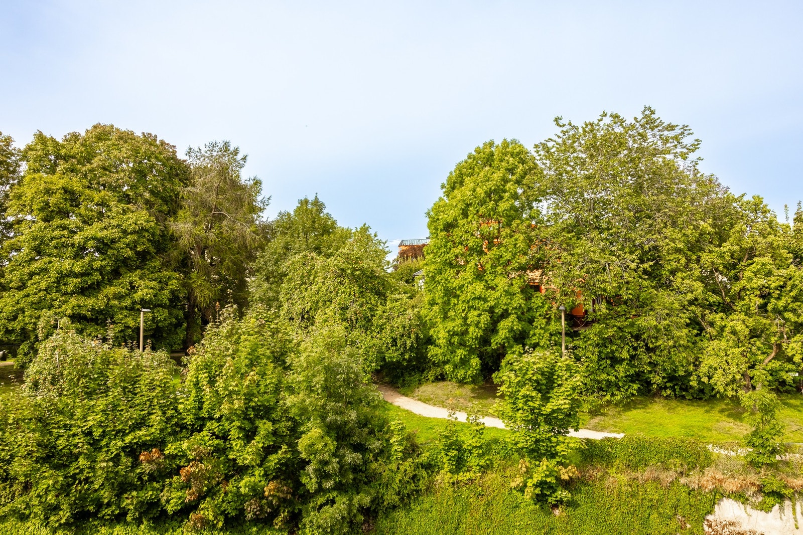 Rekreasjonsområder i umiddelbar nærhet inkluderer flere av byens flotteste parker. Galleribilde