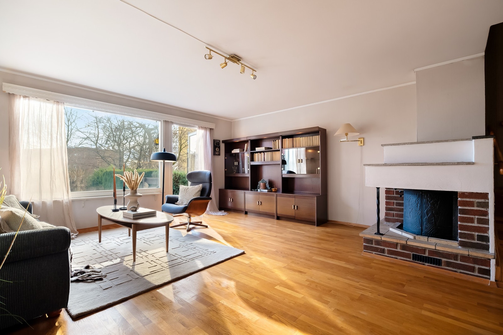 En åpen peis gir ekstra hygge og varme på kjølige dager. Galleribilde