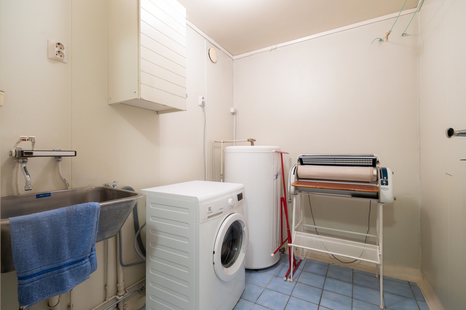 Vaskerommet har vegghengt utslagsvask med armatur og opplegg for vaskemaskin. Flislagt gulv med varme. Galleribilde