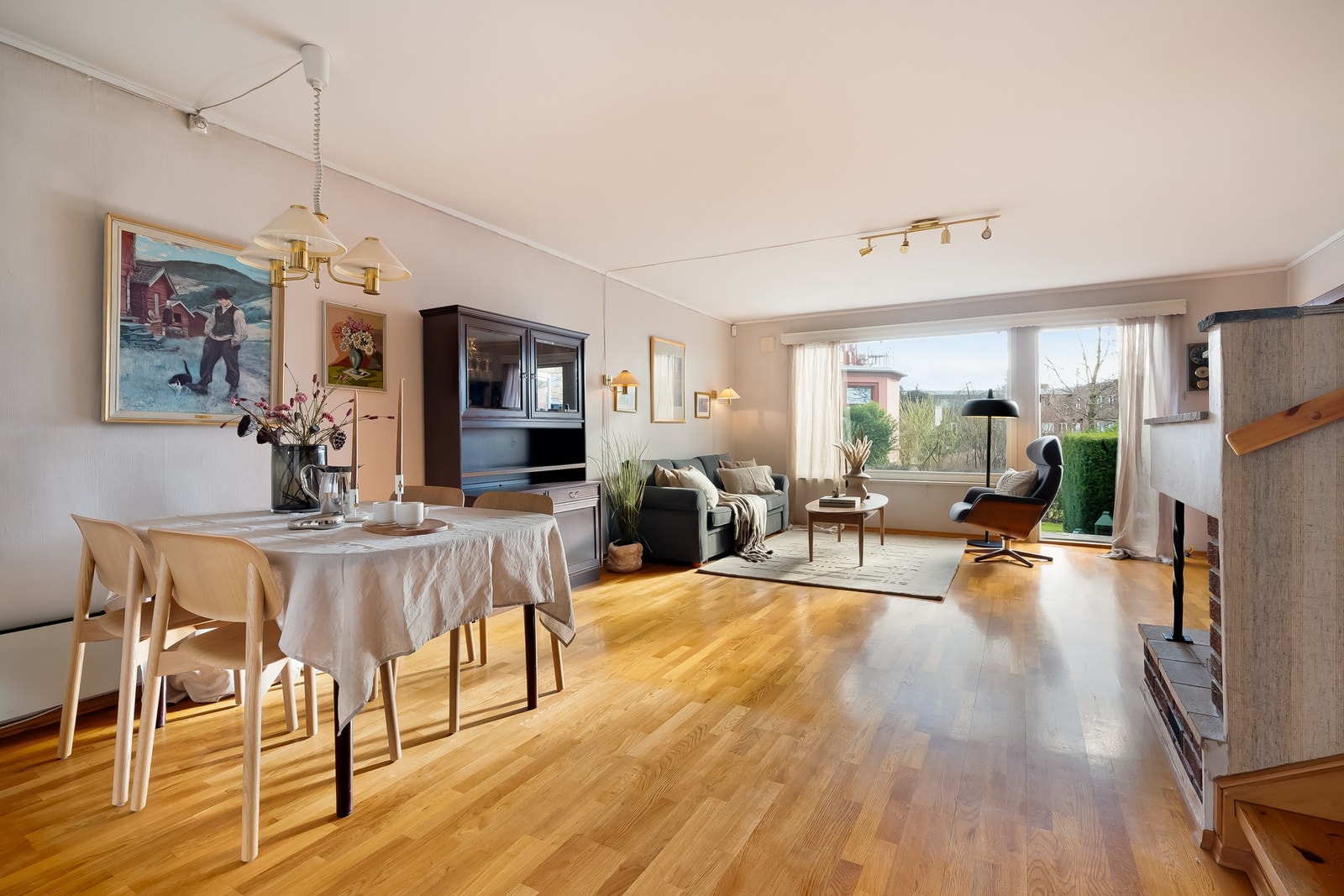 Boligen er et oppussingsobjekt med stort potensiale og gir en spennende mulighet til å skape et hjem etter egne ønsker. Galleribilde