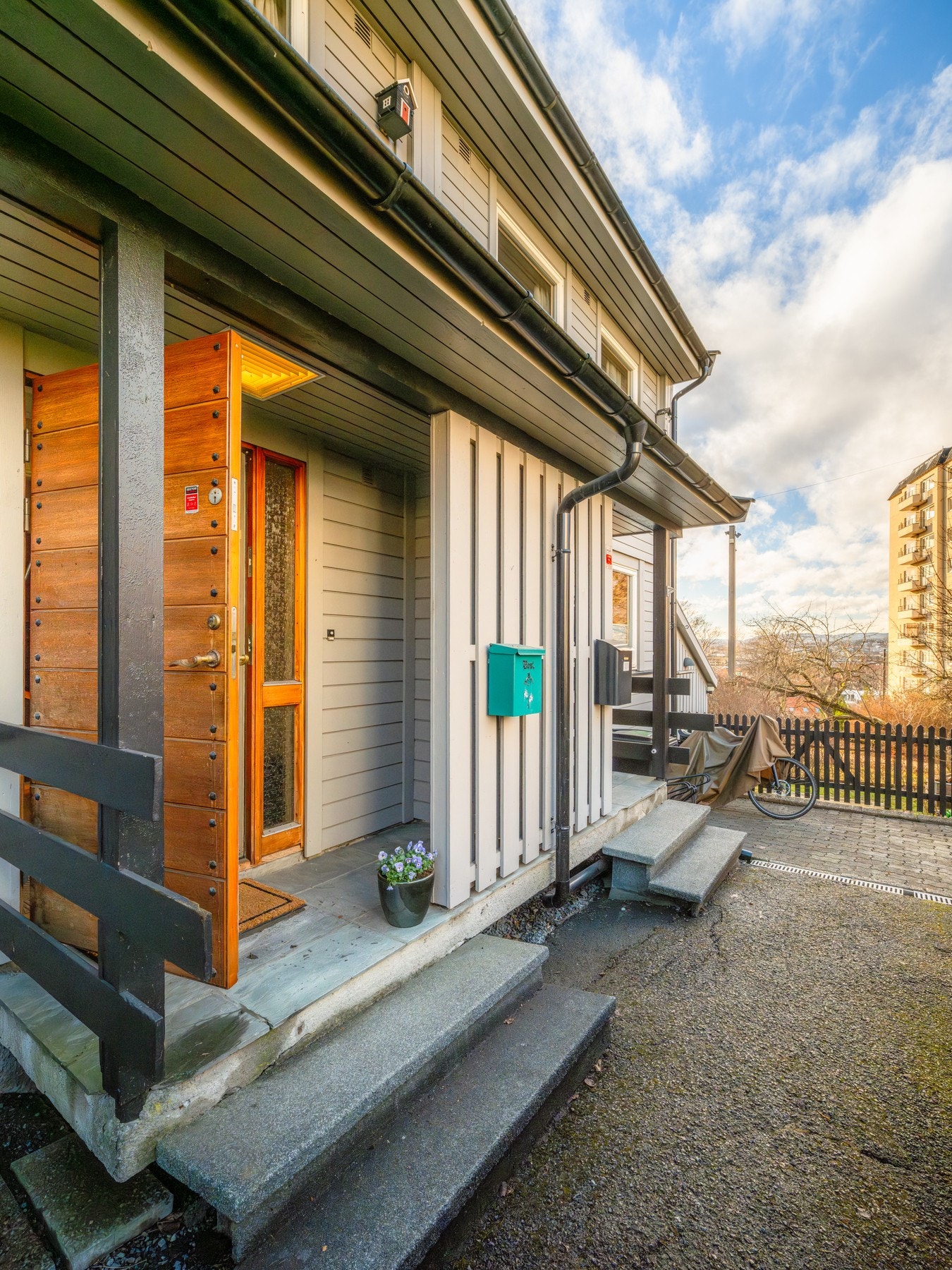 Boligen har et hyggelig inngangsparti. Galleribilde