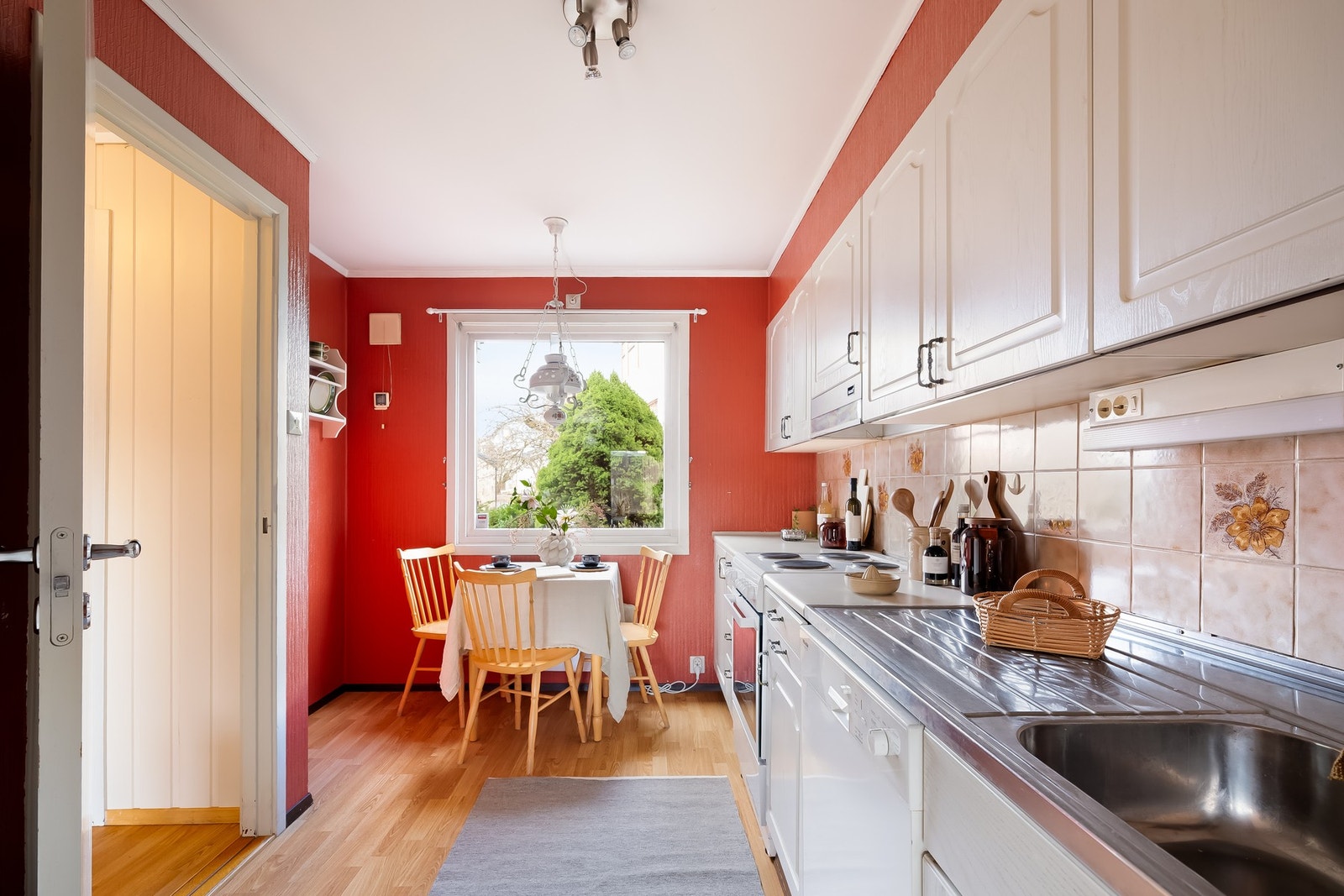 Boligen har et romslig kjøkken i eget rom, med vindu som slipper inn rikelig dagslys og gir en lys og luftig romfølelse. Galleribilde