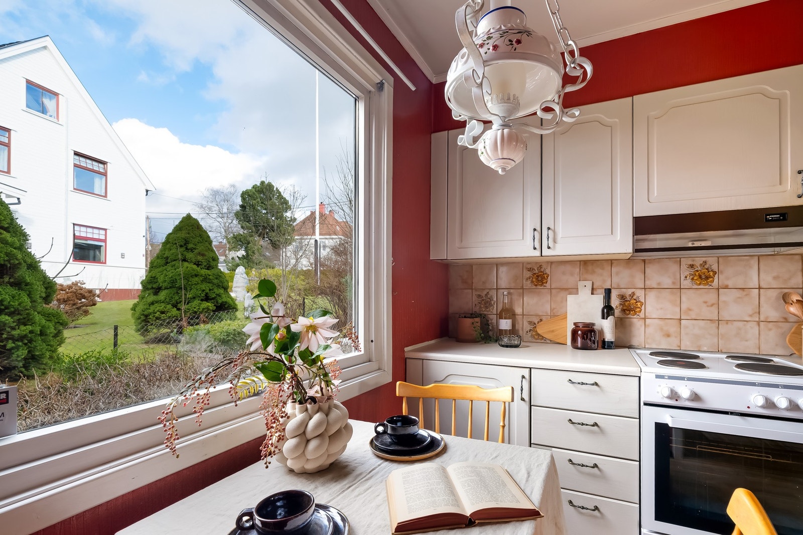 Kjøkkenet har plass til frittstående komfyr og oppvaskmaskin. Galleribilde