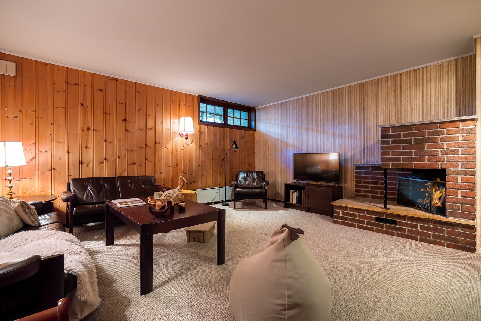 Boligen har en romslig peisstue med gode møbleringsmuligheter. Galleribilde