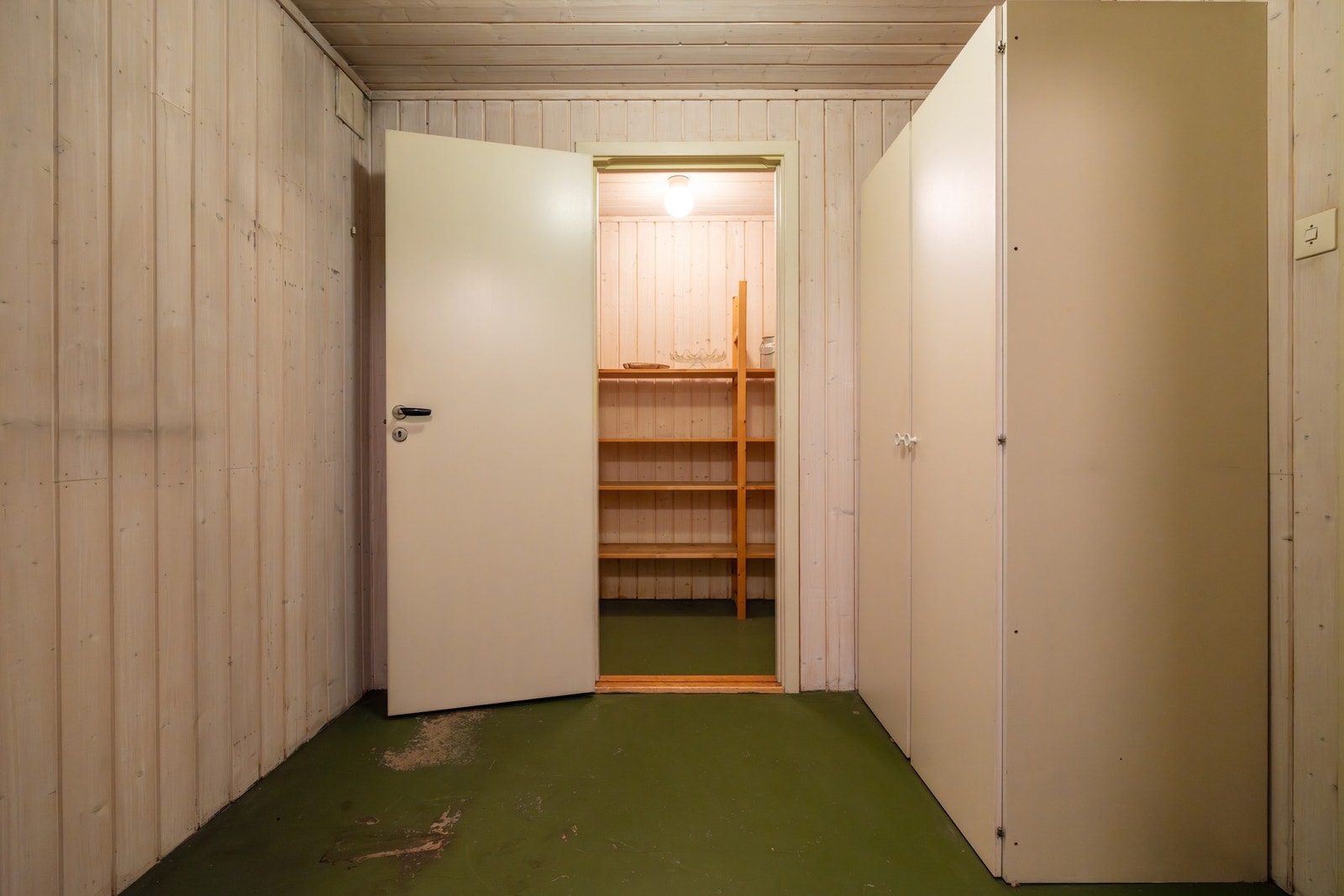 Det er rikelig med oppbevaringsplass i kjelleretasjen. Galleribilde