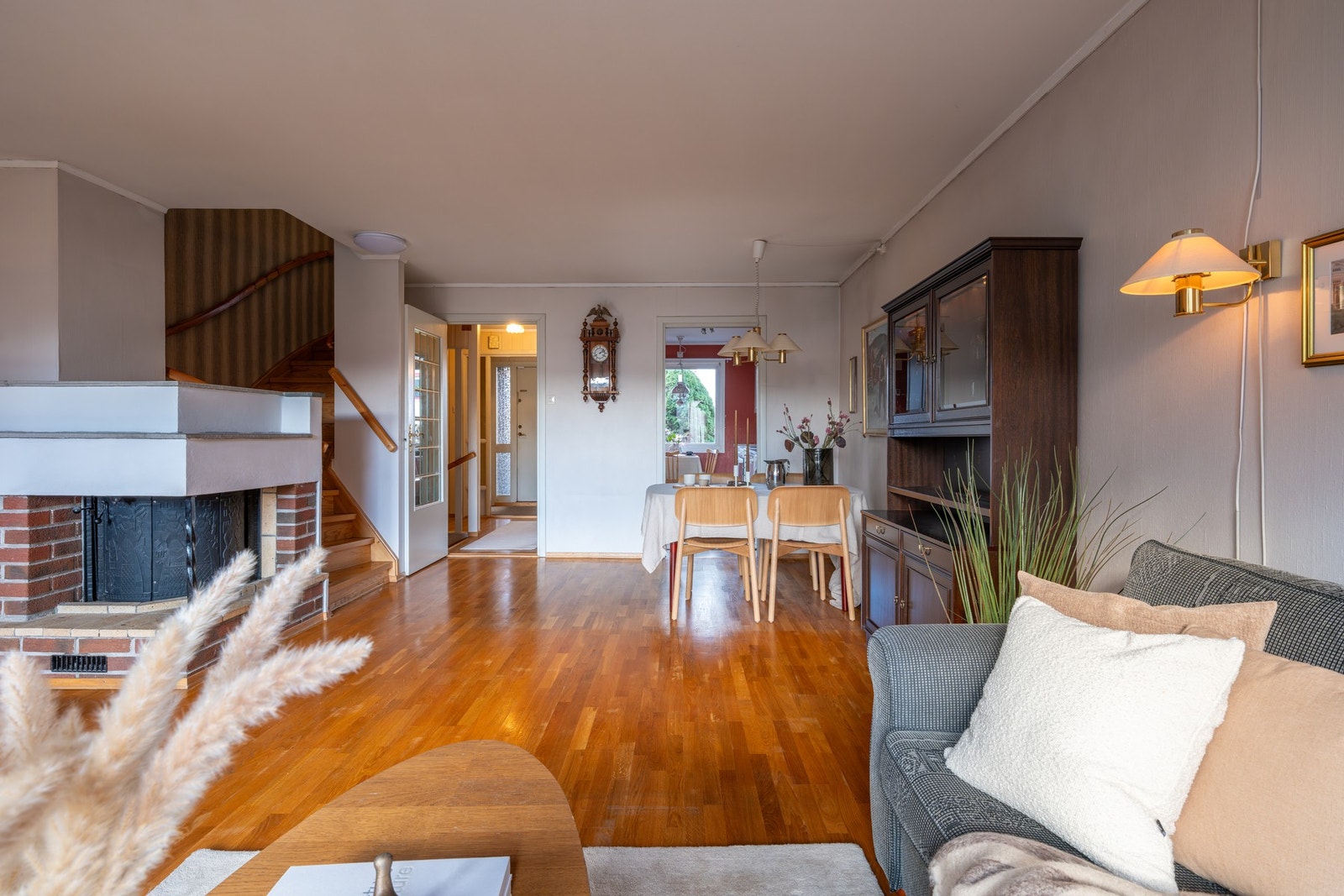 Stuen har god plass til en romslig sofagruppe med tilhørende møblement og TV-seksjon, samt et spisebord hvor venner og familie kan samles. Galleribilde