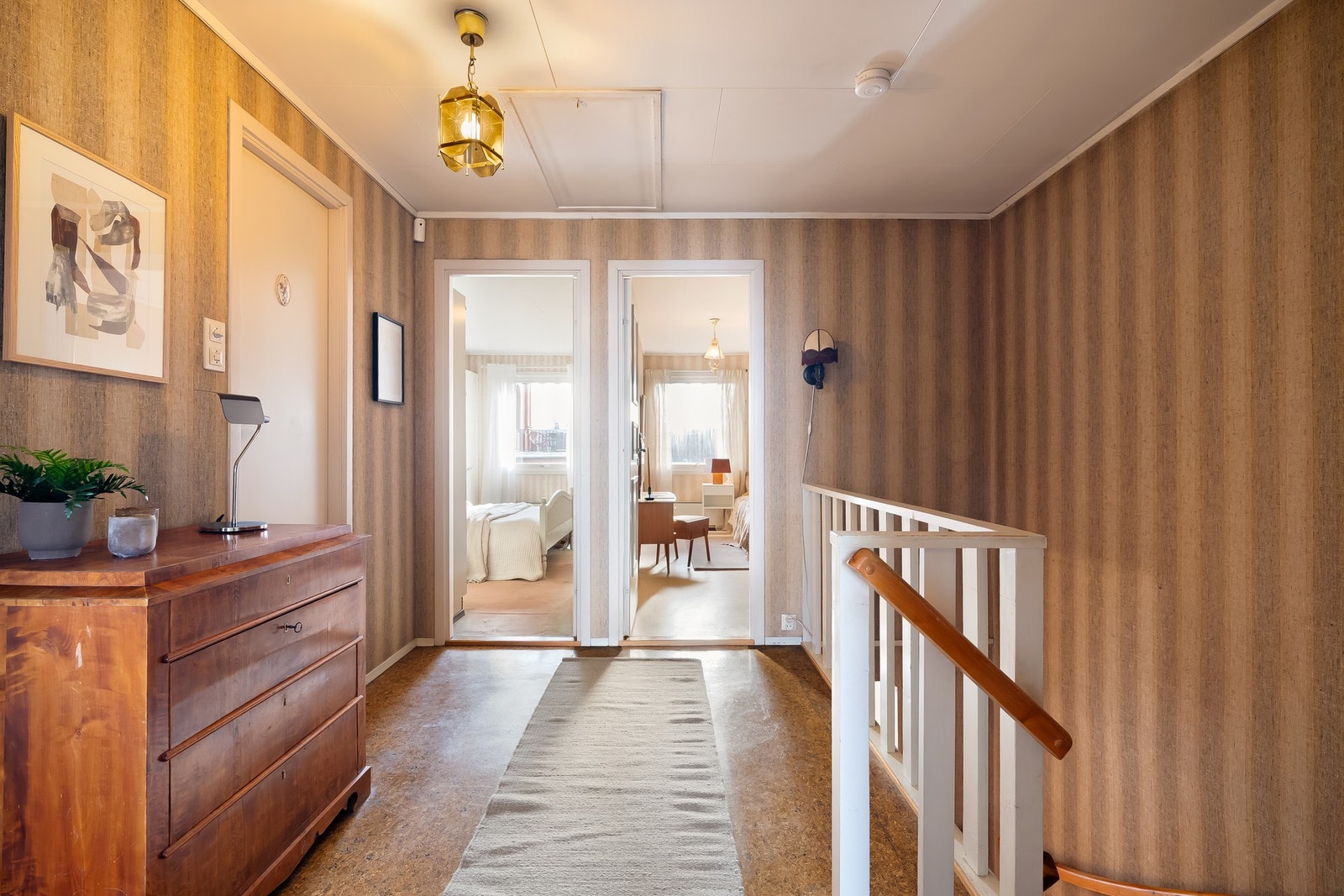 Gang med adkomst til flere rom og trapp. Galleribilde