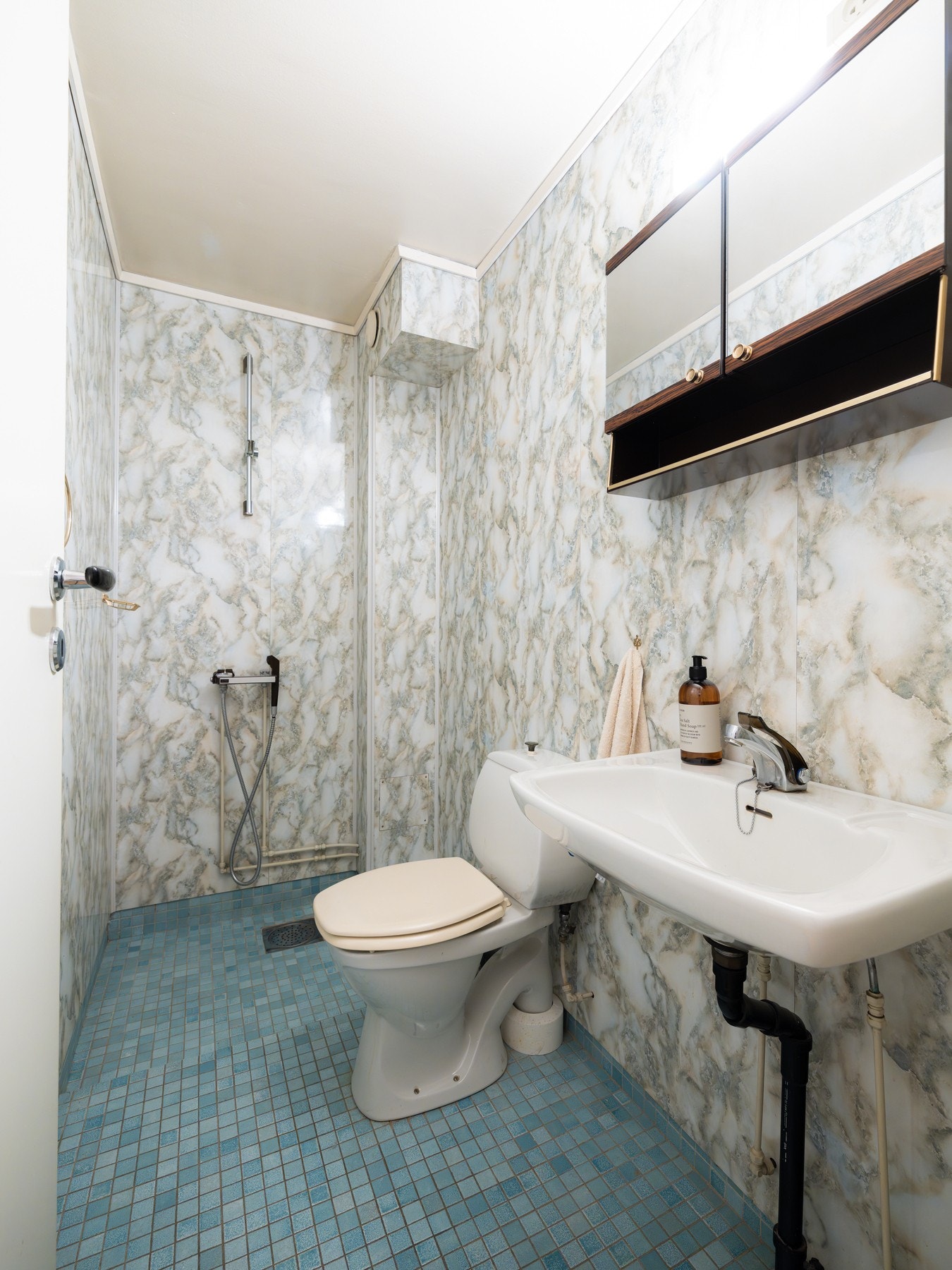 Baderom i kjelleretasje. Gulvet er flislagt med gulvvarme, og veggene er dekket med baderomsplater. Galleribilde