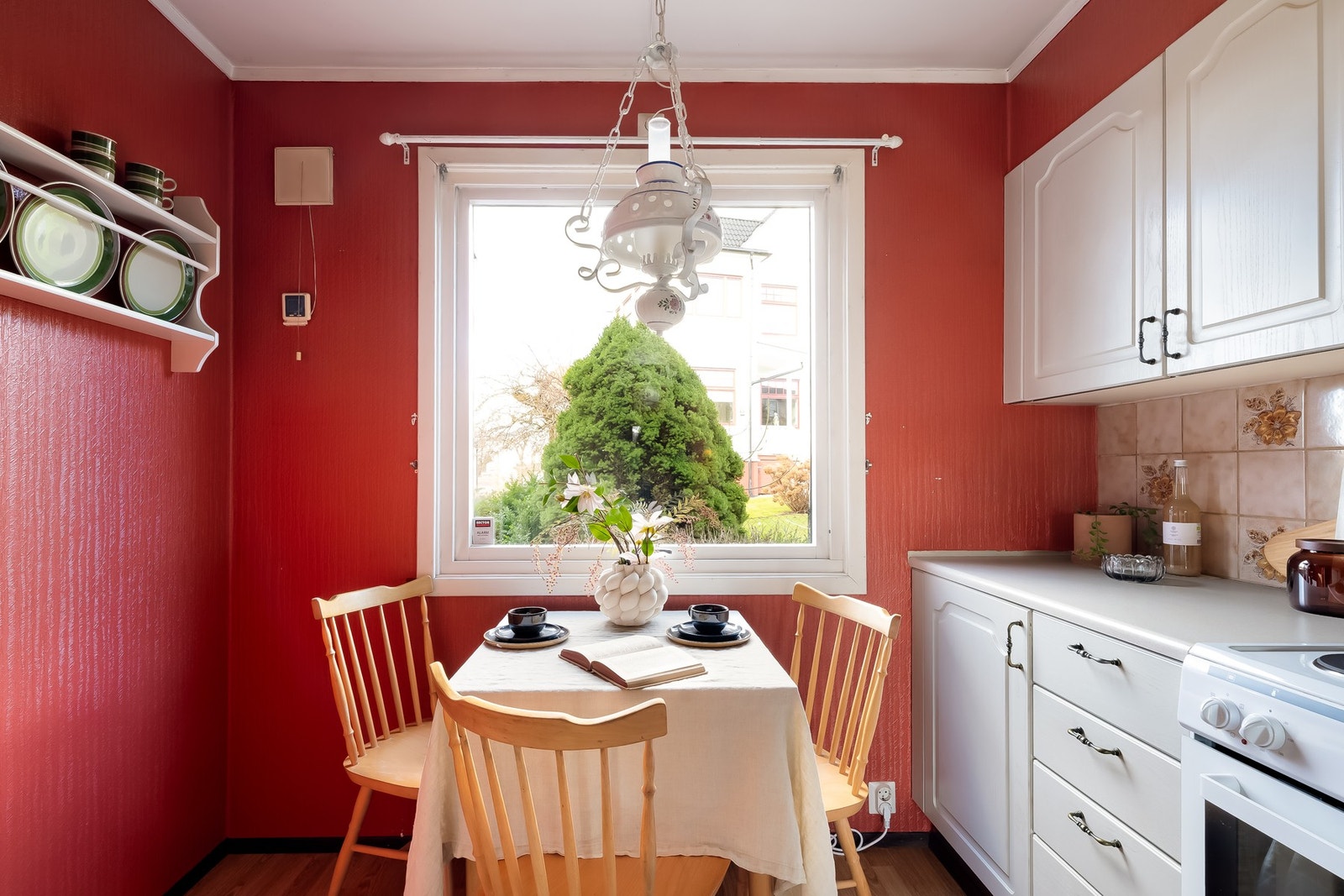 Det er også benkeskapsbelysning og stikkontakter over kjøkkenbenken. Galleribilde