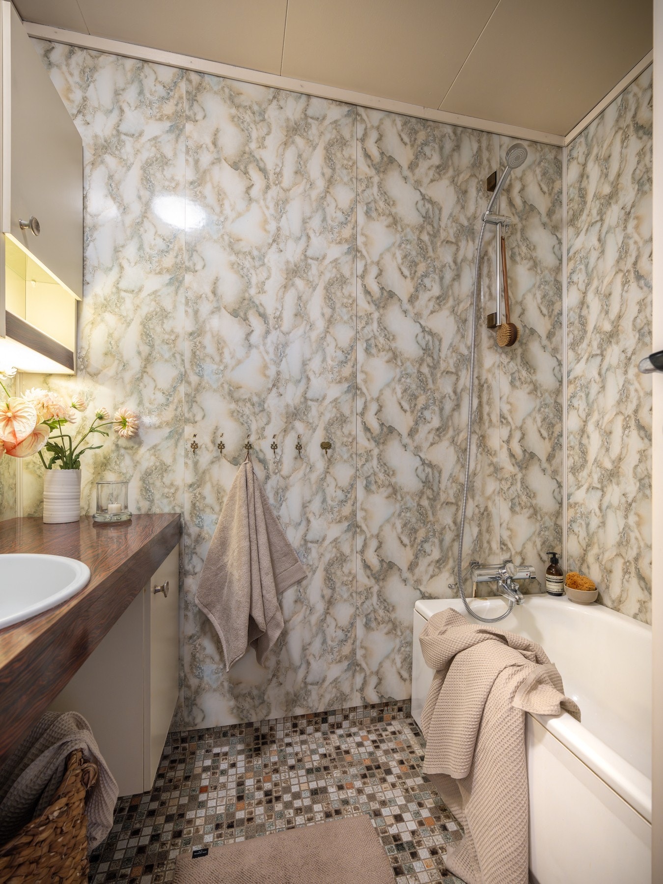 Baderom i andre etasje. Badet har vegghengt servantinnredning med ovenpåliggende servant, speil med overlys, stikkontakt, vegghengt skap og badekar. Galleribilde