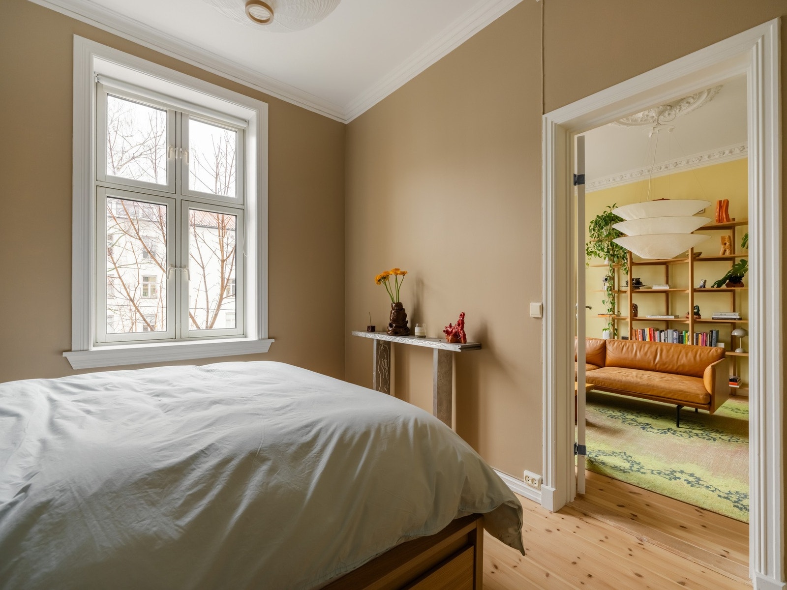 De store vinduspostene gjør at det slippes inn rikelig med naturlig lys. Galleribilde