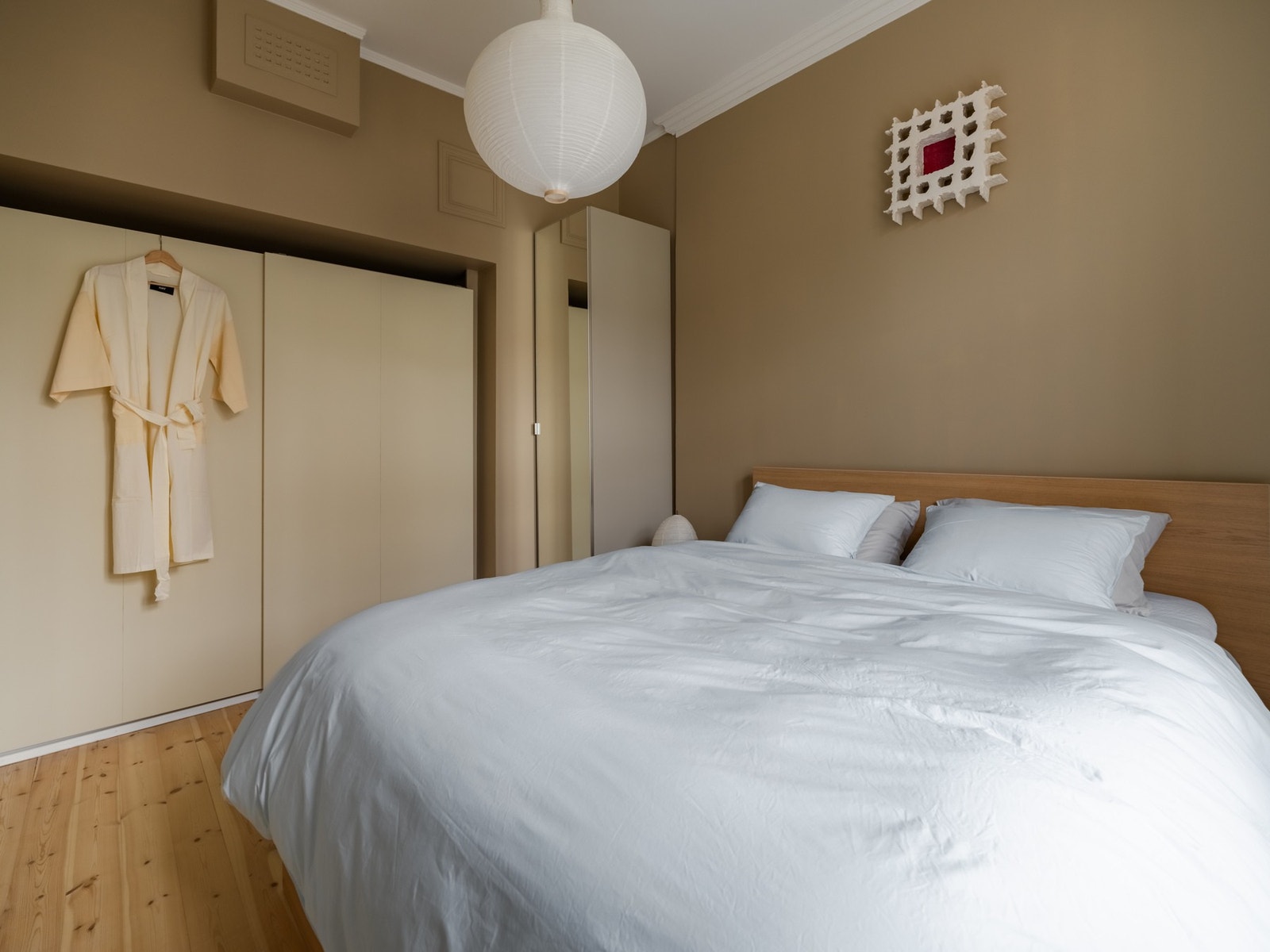 Det er også god plass i innfelt garderobe. Galleribilde