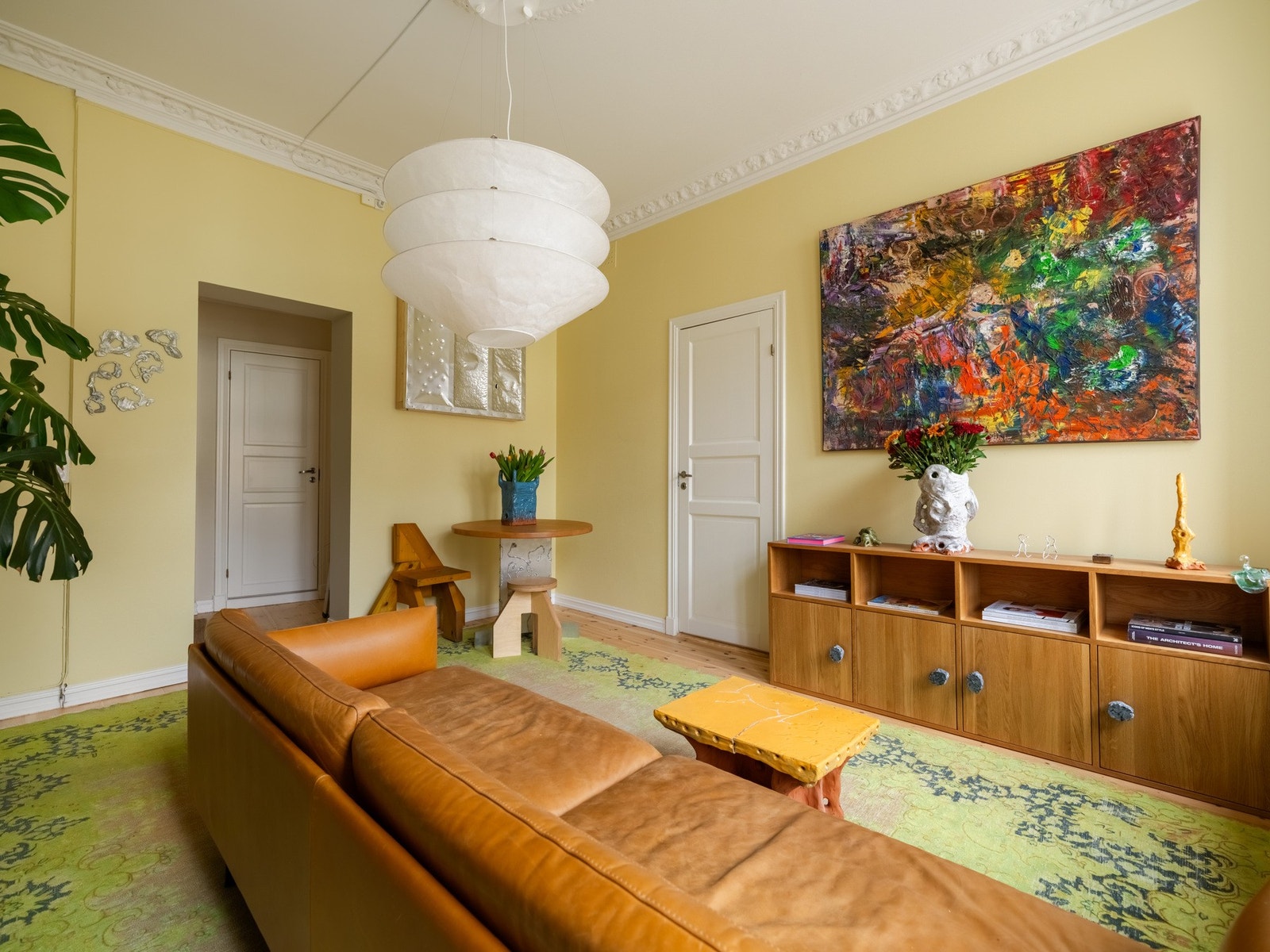 Størrelsen på rommet bidrar til god plass til både større sofagruppe og spisebord. Galleribilde