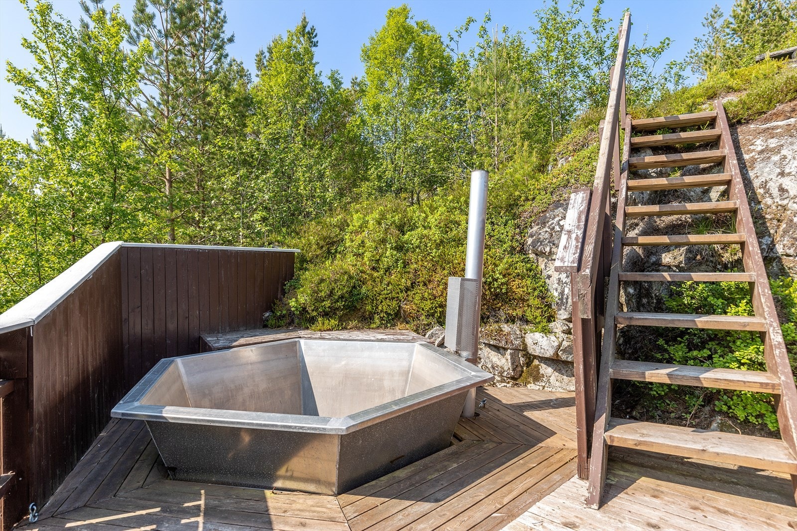 Det er etablert en stamp på terrassen, som passert ypperlig for kjølige kvelder. Galleribilde