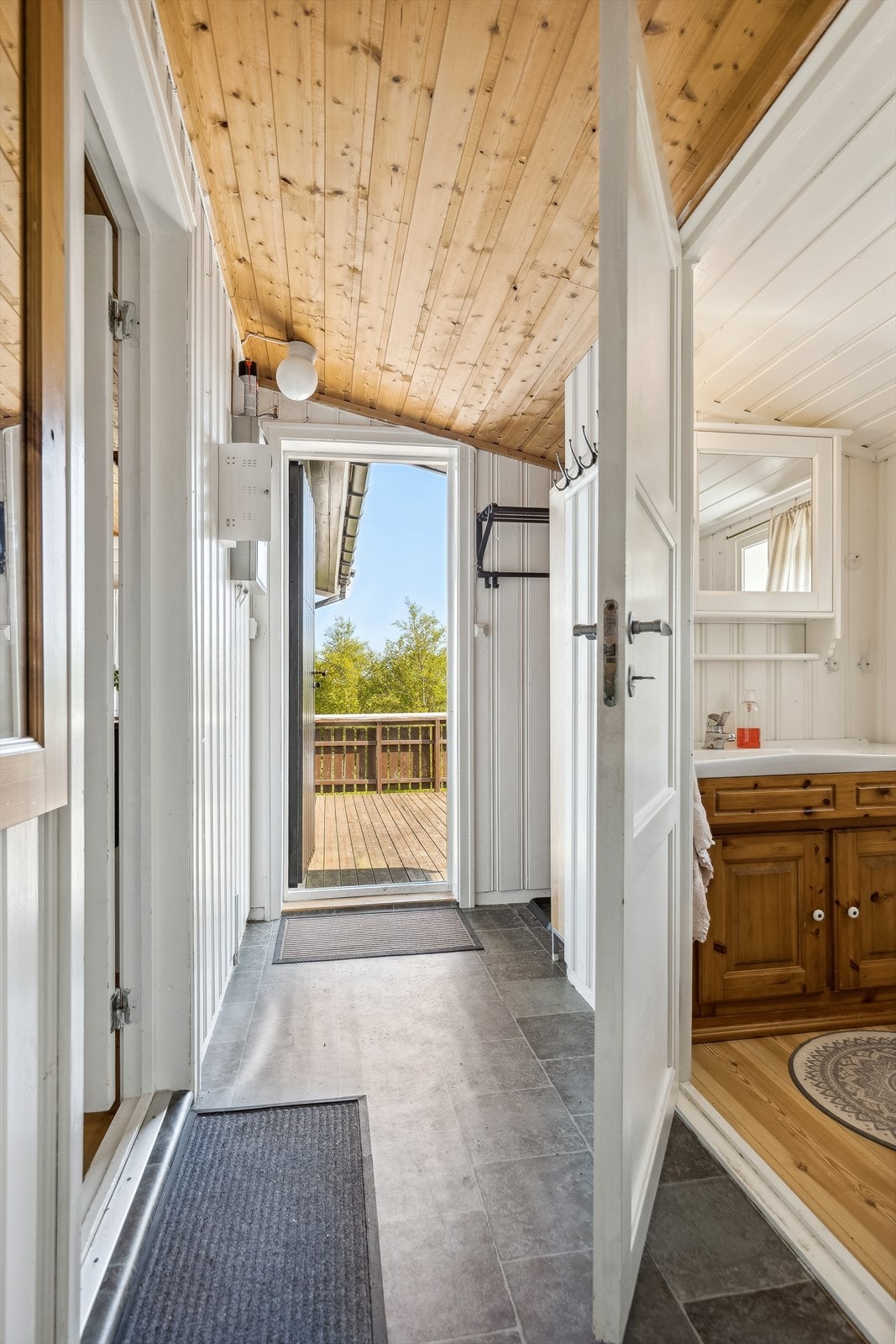 Velkommen inn! Entreen har plass til å henge fra seg yttertøyet og sette fra seg sko. Galleribilde