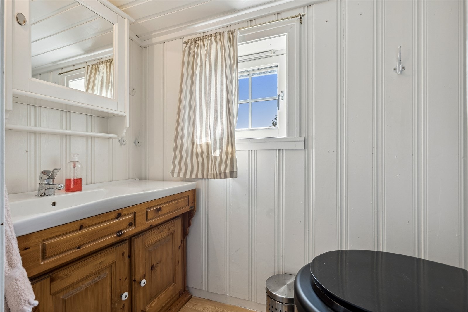 Ved entreen har man et toalettrom med servantskap og Purolett forbrenningstoalett. I tillegg har man utedo i frittstående bygning, samt utedusj i tilknytning til terrassen. Galleribilde