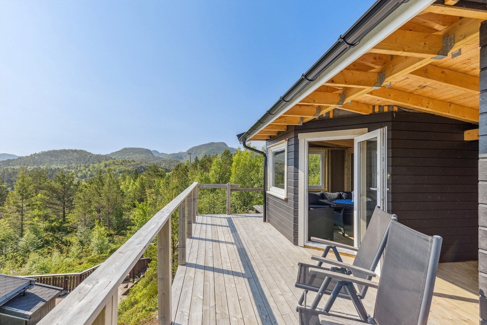 Det er i nyere tid bygd et lysthus på eiendommen hvor man kan nyte utsikten og solforholdene. Galleribilde