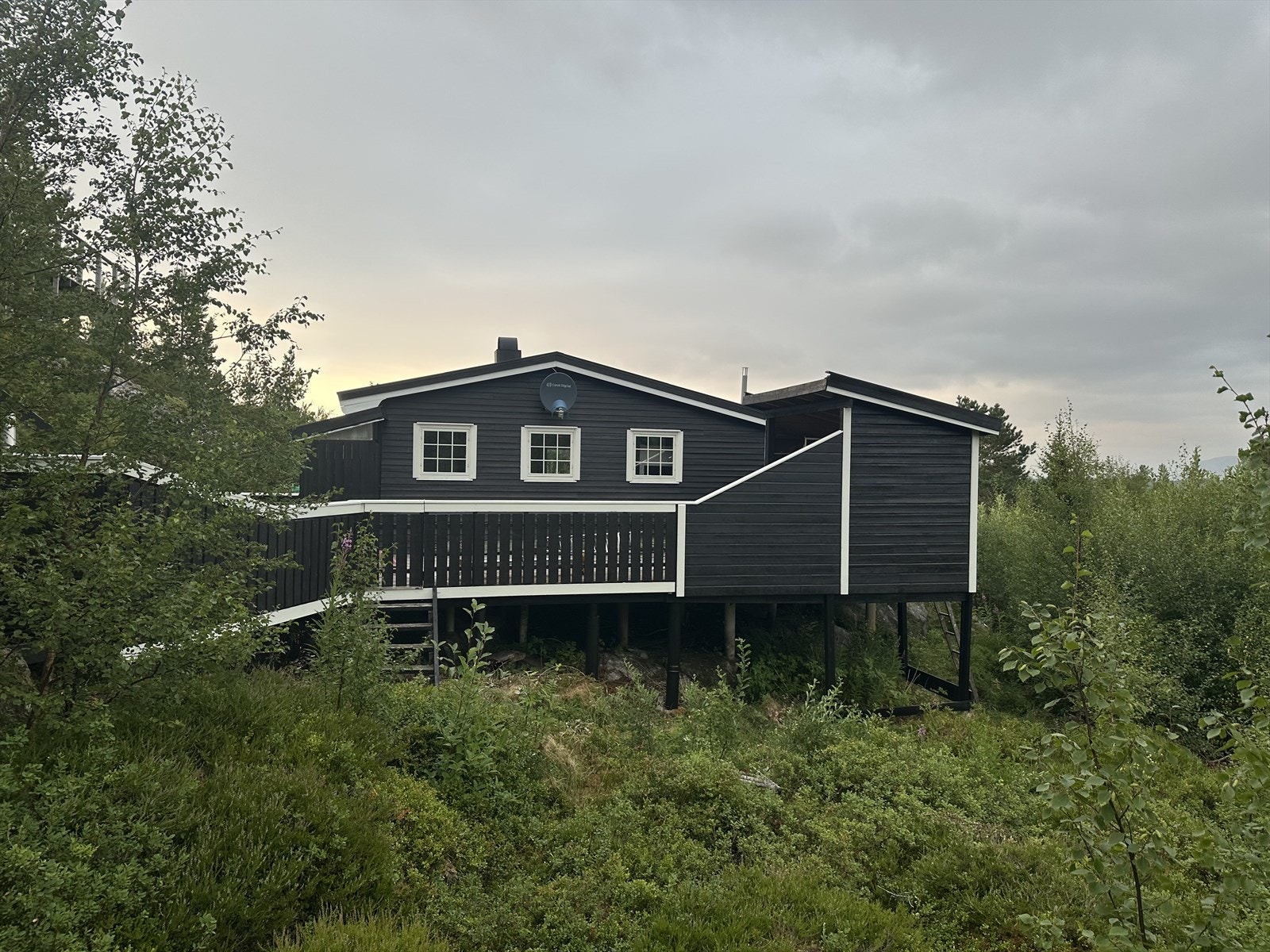 Selgers egne bilde etter beising av hytte, terrasser og gelender. Galleribilde