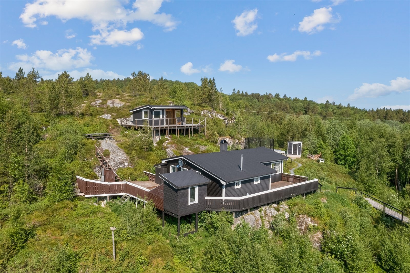 Eiendommen ligger på Asserøya, mellom Lysøysund og Vallersund i Ørland kommune. Galleribilde
