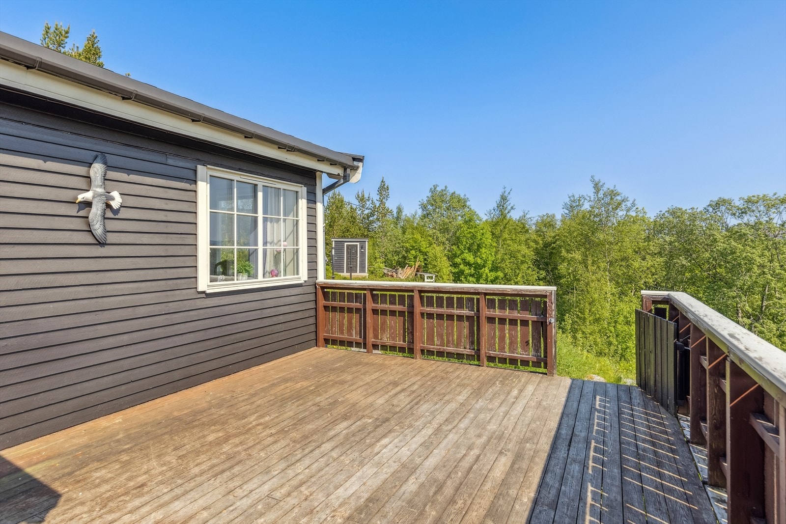 Det er bilvei nesten helt frem, og kun et par minutters gange fra parkeringsplassen. Galleribilde