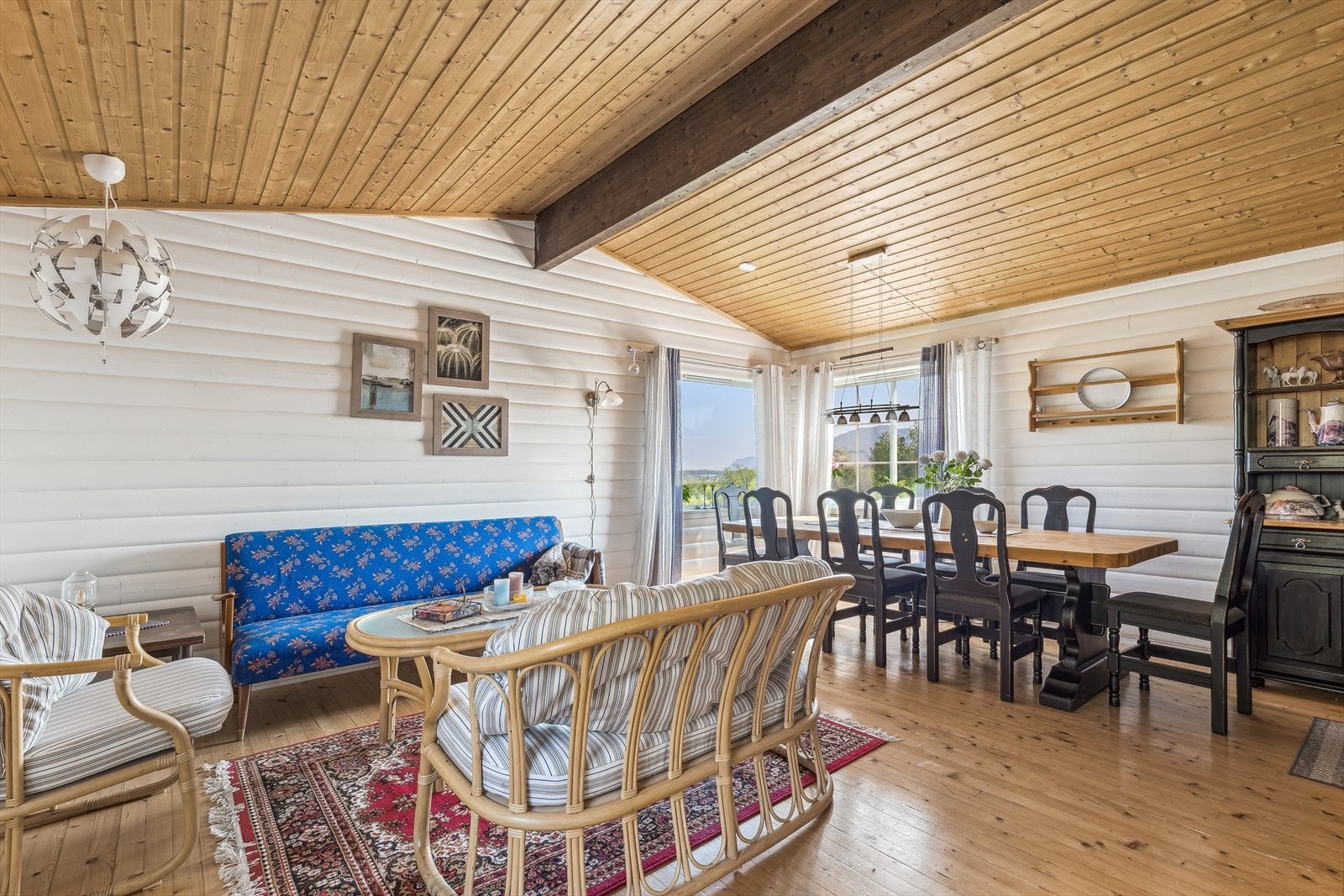 Store vindusflater gir rikelig med lysinnslipp, og sørger for å bringe naturen inn i stua. Galleribilde