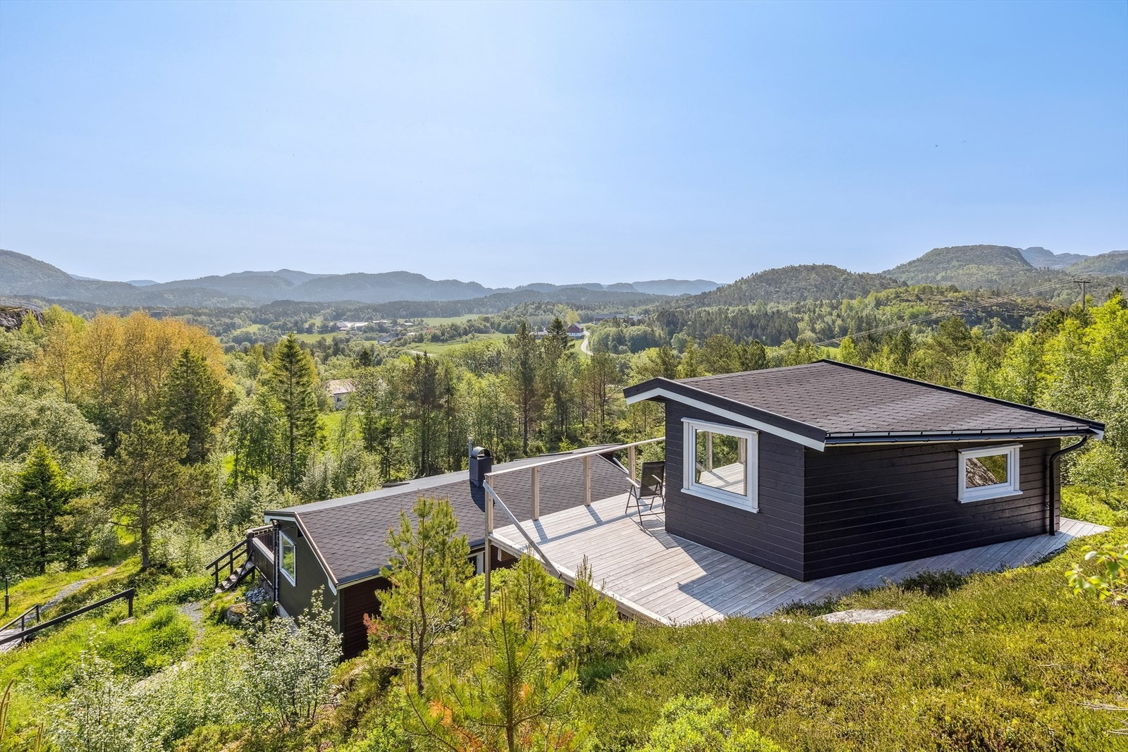 Eiendommen ligger fint til på en liten høyde, omgitt av storslått natur, med flott utsyn over nærområdet. Galleribilde