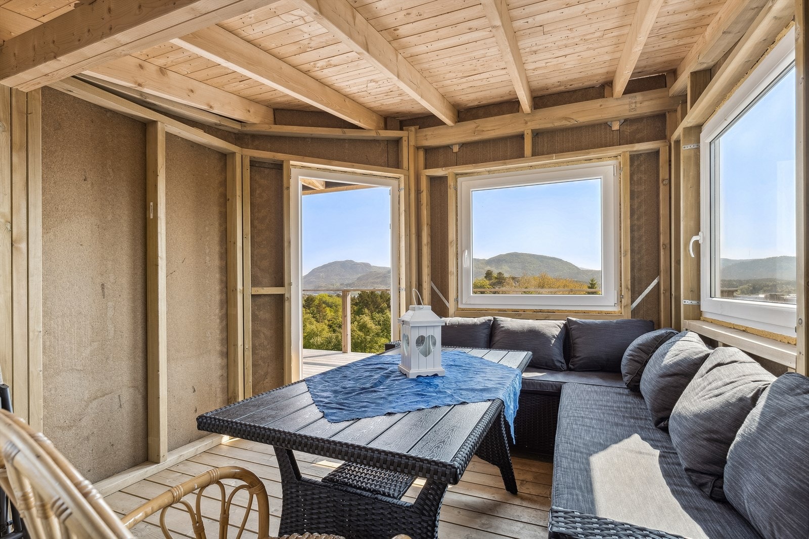 Her er det rikelig med terrasse, samtidig som man kan trekke inn i lysthuset om høstkvelden eller sommernatta blir kjølig. Galleribilde