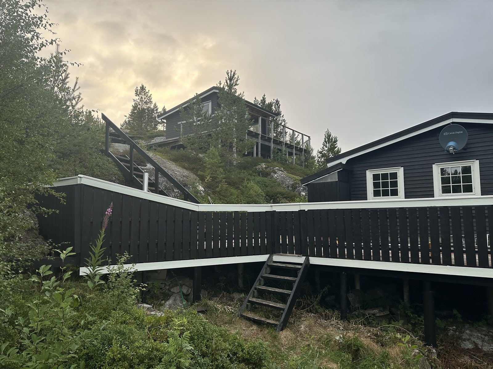 Selgers egne bilde etter beising av hytte, terrasser og gelender. Galleribilde