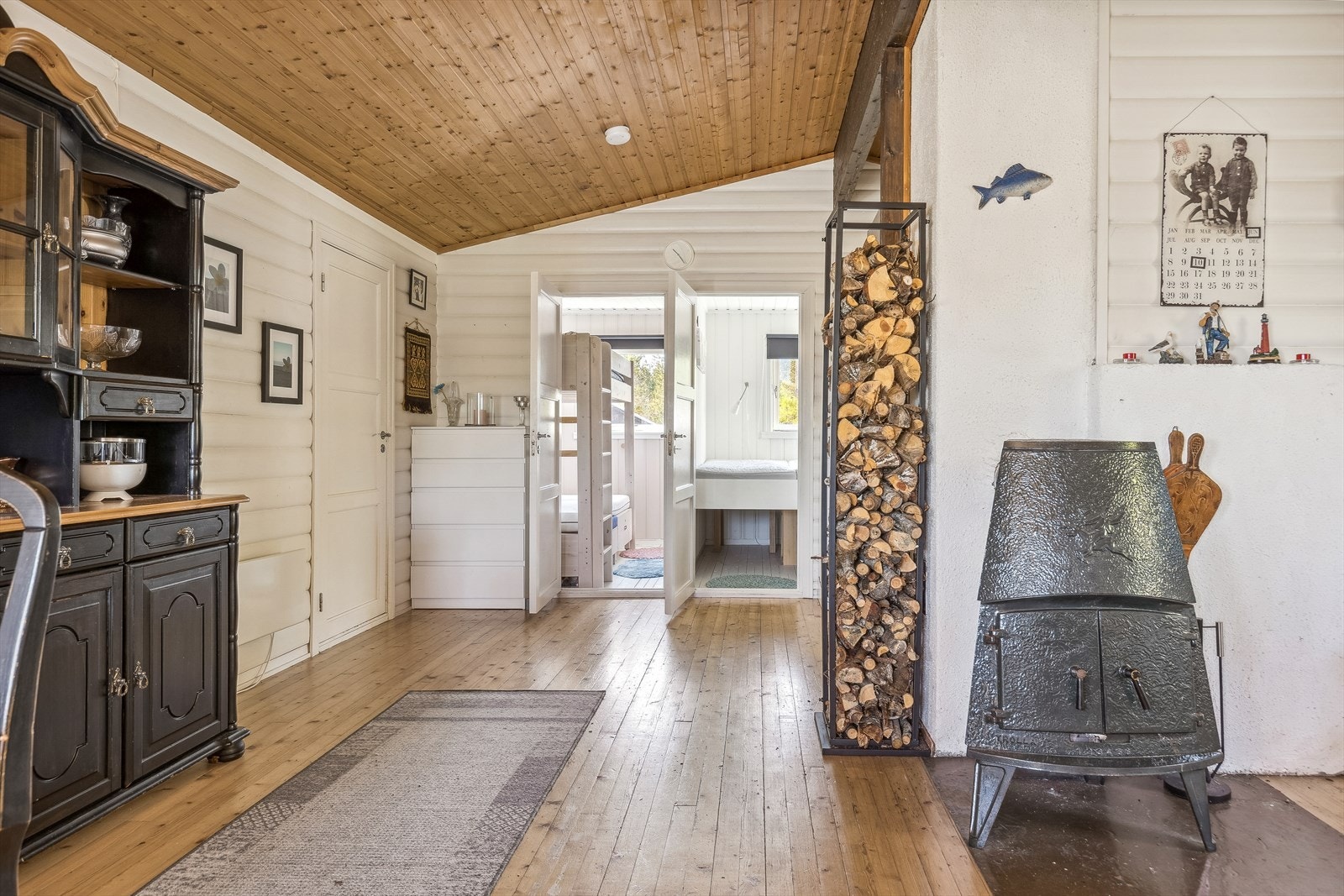 Det er installert vedovn som gir lun og god oppvarming av hytten. Galleribilde