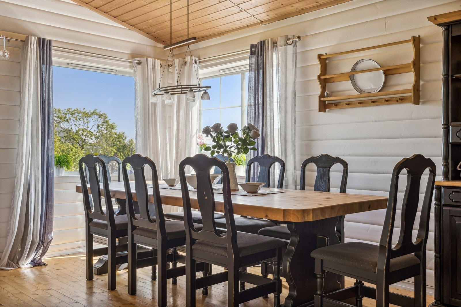 Med god plass til et stort spisebord, kan man med enkelhet samle familie og venner til hyggelige måltider på hytta. Galleribilde