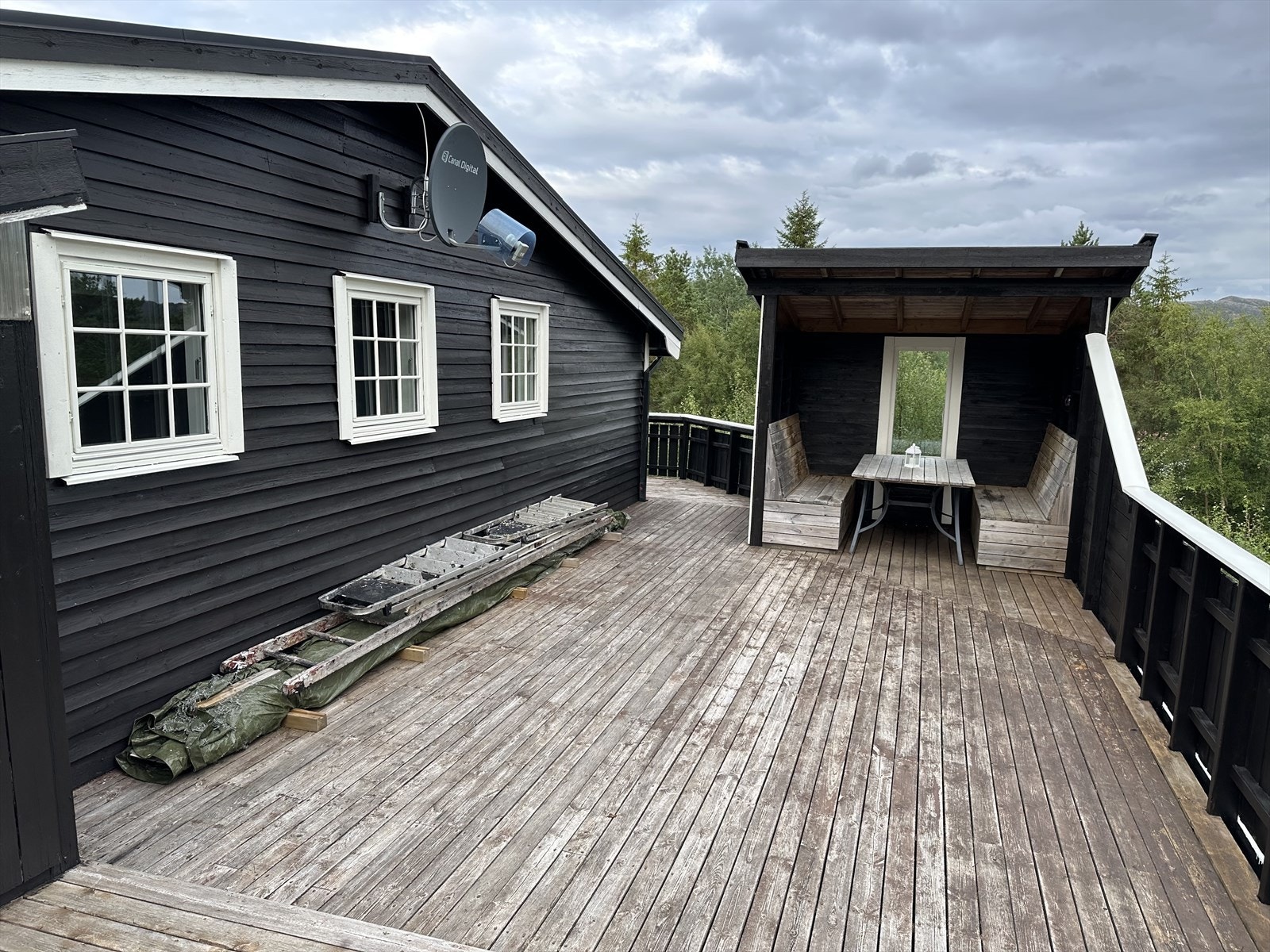 Selgers egne bilde etter beising av hytte, terrasser og gelender. Galleribilde