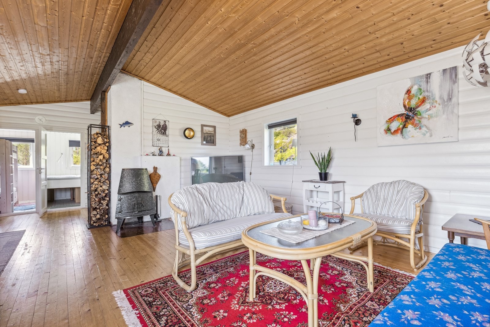 Stuen er lys og innbydende, og utgjør sammen med kjøkkenet ca. 41,5 kvm. Galleribilde